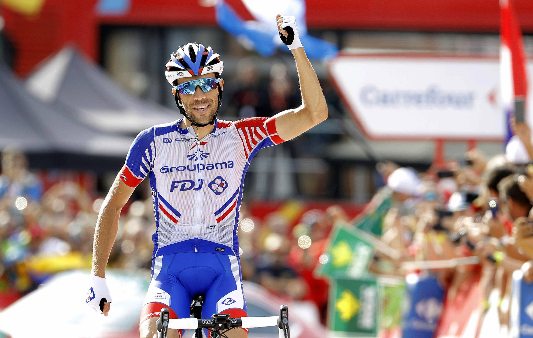 Thibaut Pinot celebra la victoria de etapa en la meta del Coll de La Rabassa (Andorra).