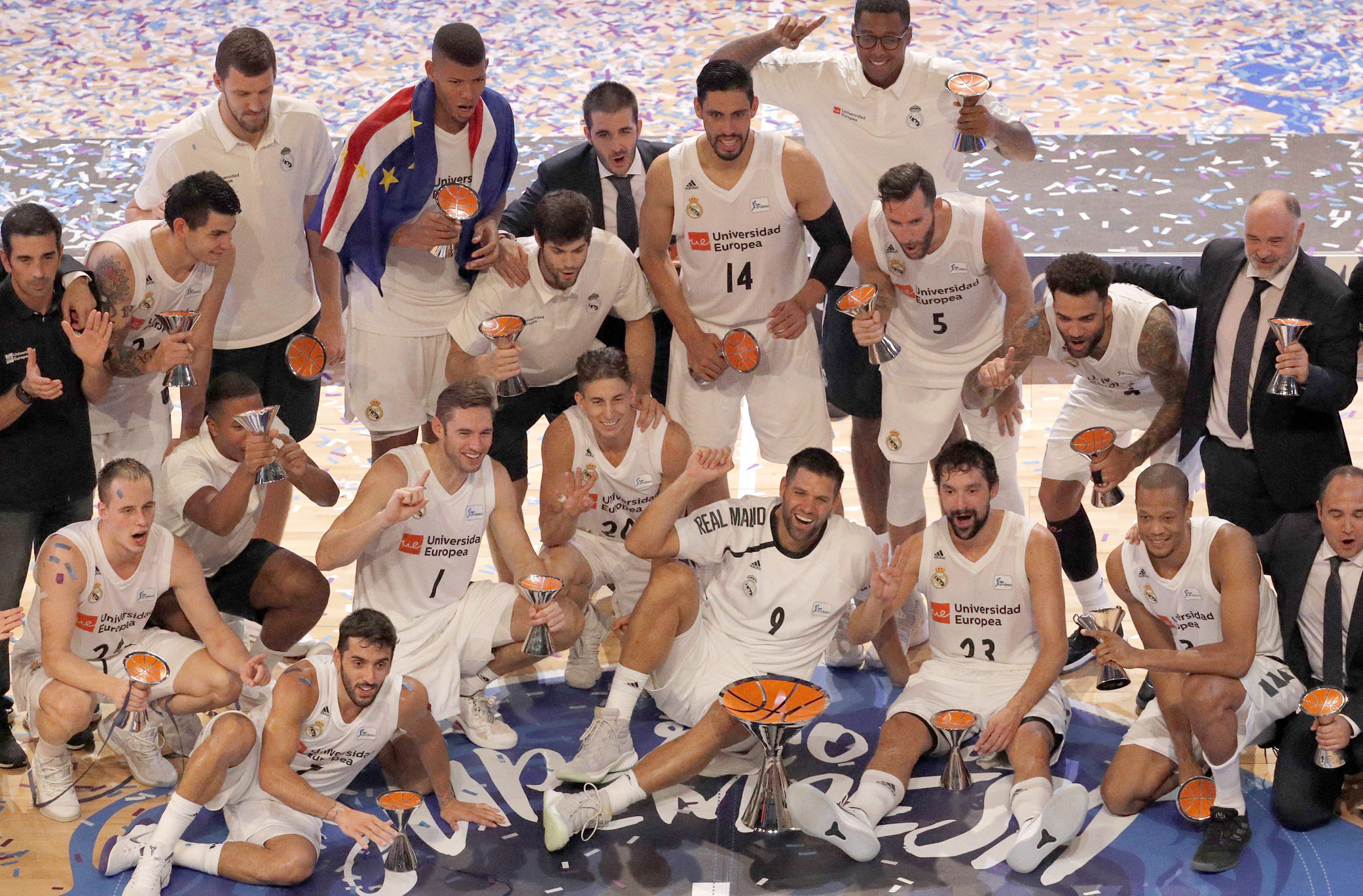 Los jugadores del Real Madrid, vigentes campeones de Liga Endesa y Euroliga, festejan tras ganar la Supercopa.