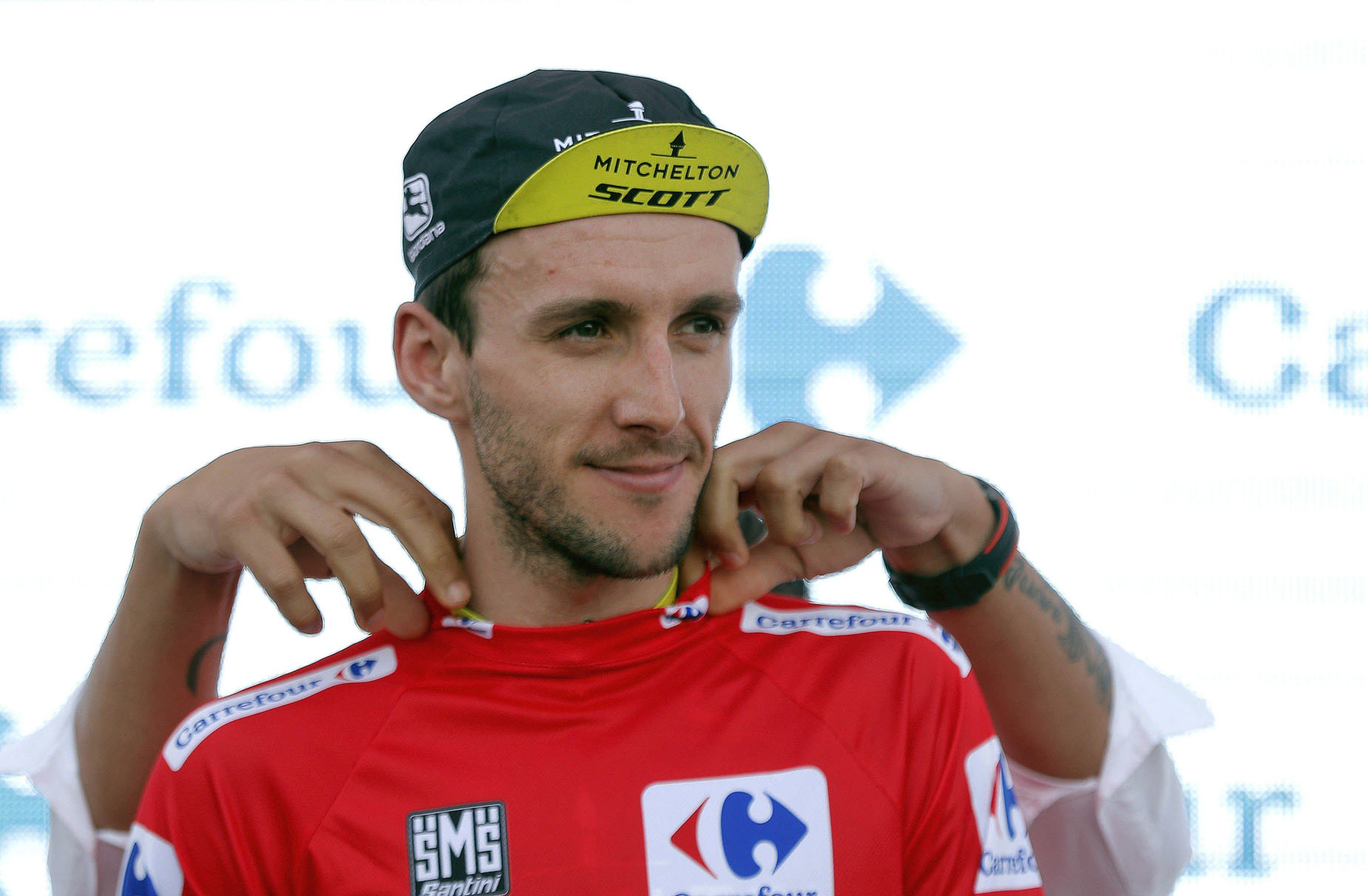 Simon Yates encara la segunda semana de la Vuelta con el maillot rojo y un segundo de ventaja sobre Valverde.
