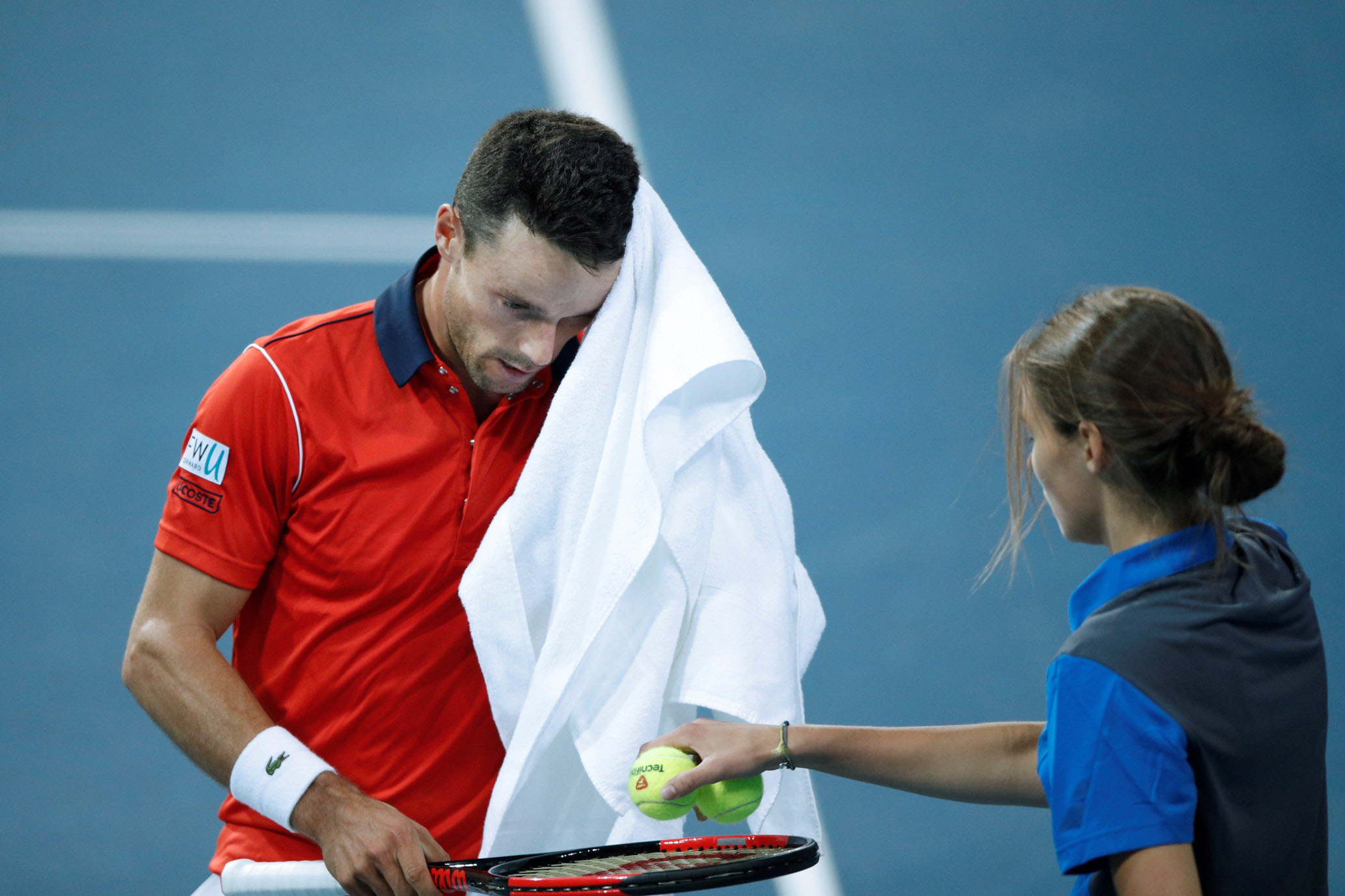 Roberto Bautista se seca el sudor durante el segundo partido.
