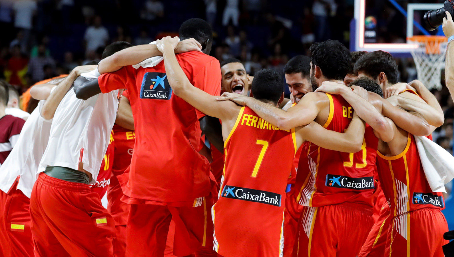 Los jugadores españoles celebran la victoria ante Letonia.