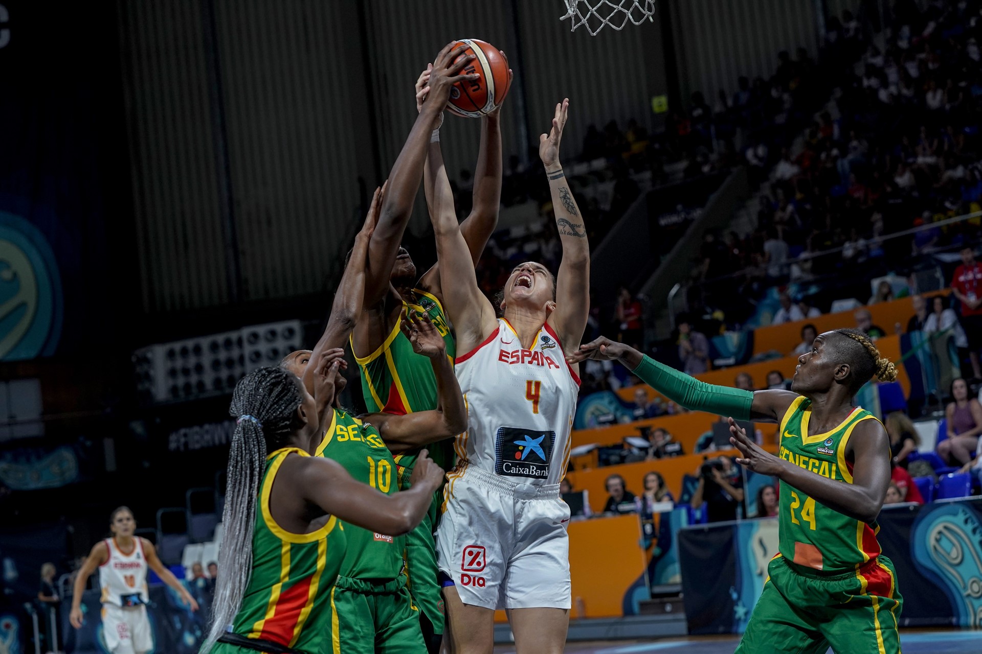 Laura Nicholls lucha por un rebote durante el partido ante Senegal.