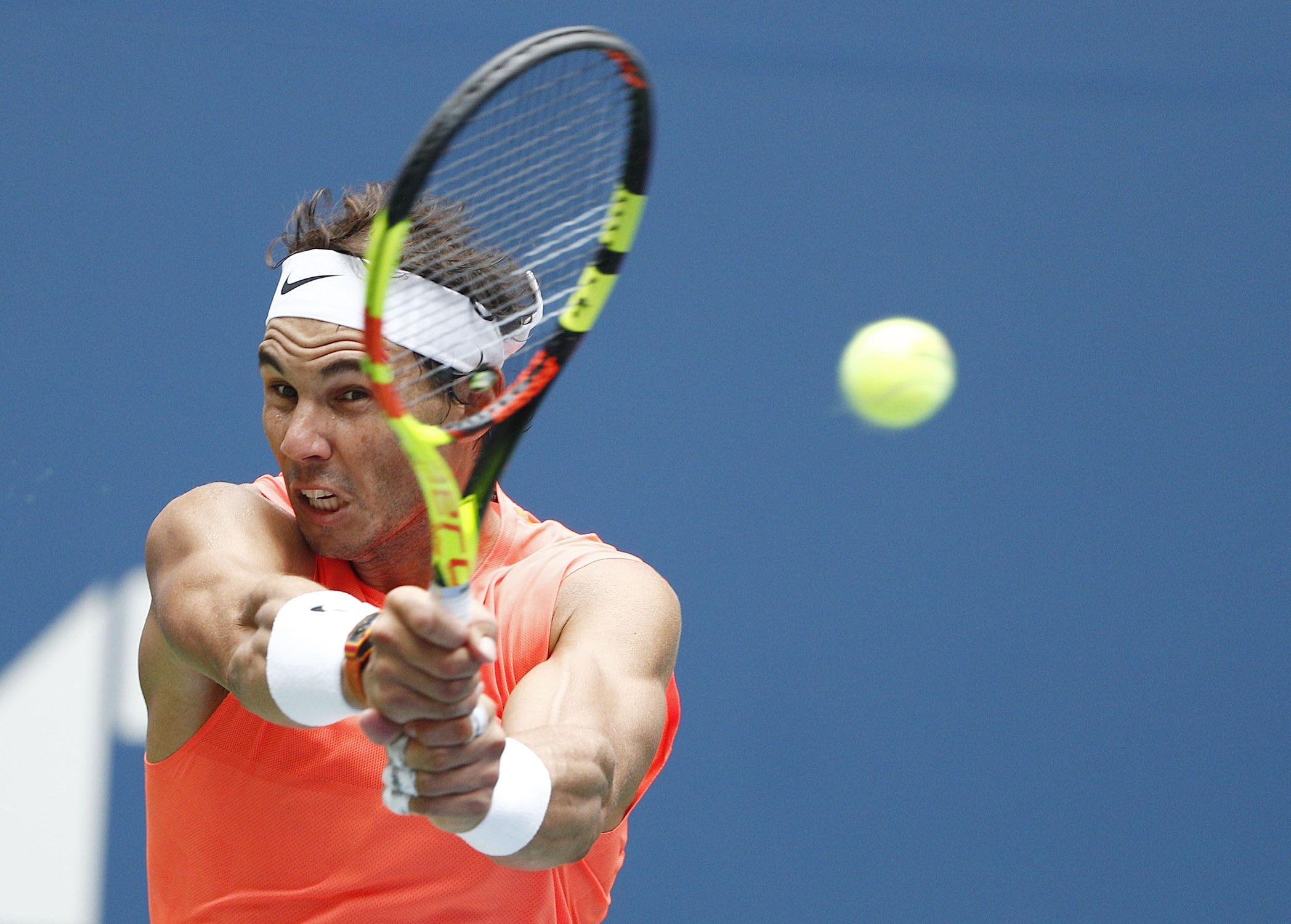 Rafa Nadal devuelve una bola durante el US Open.