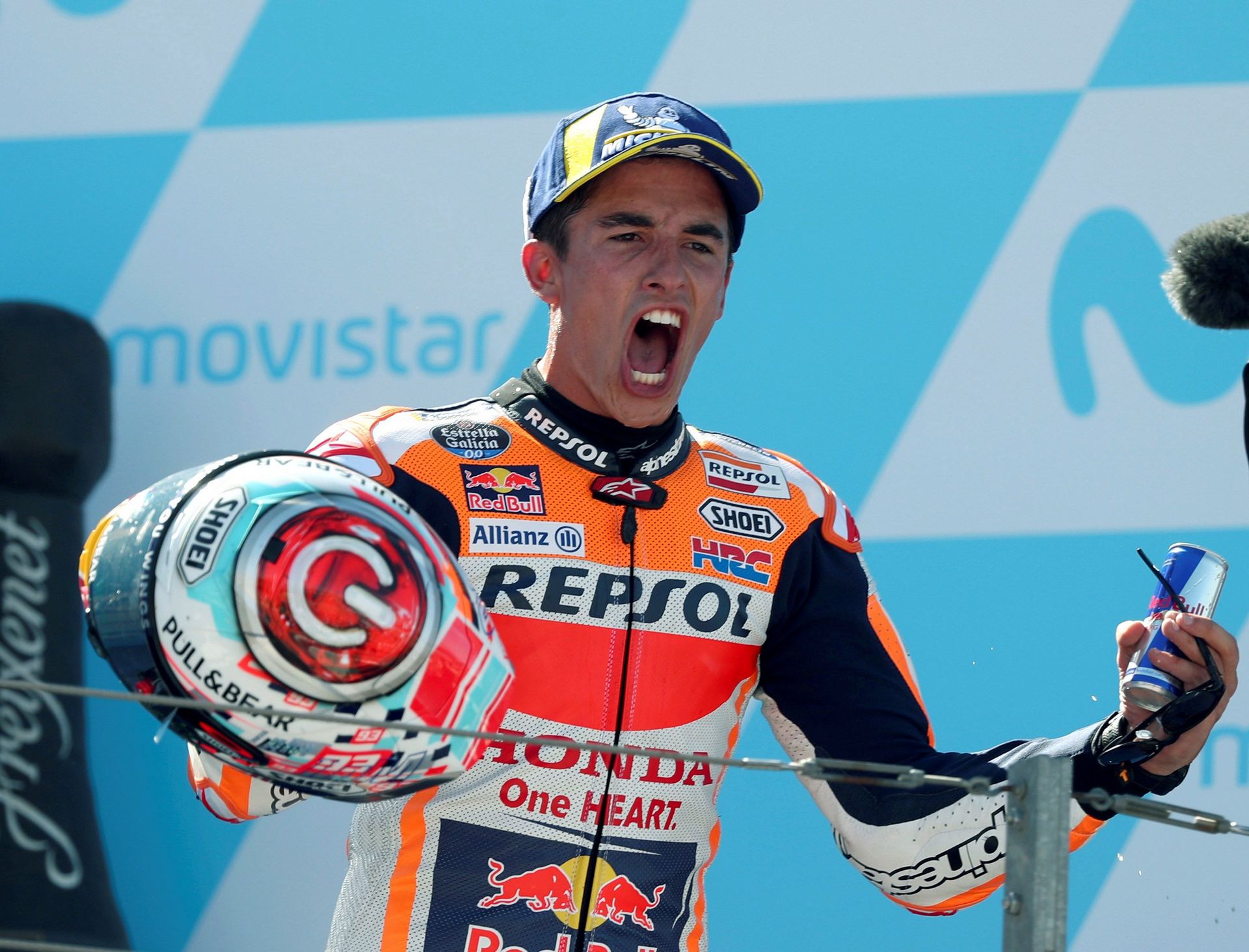 El piloto español del equipo Repsol Honda Marc Márquez celebra la victoria en el Gran premio de Aragón.