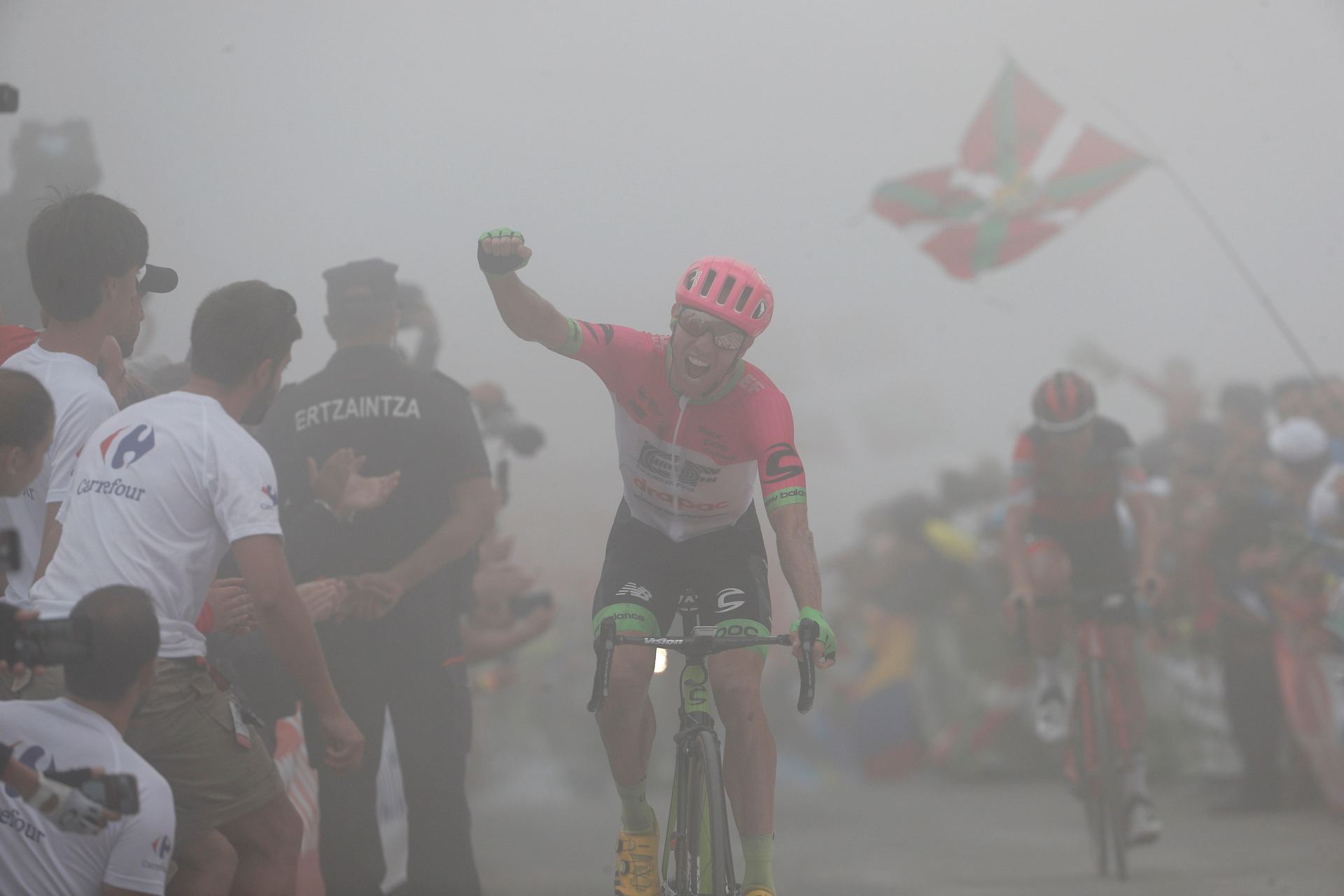 El ciclista canadiense Michael Woods celebra la victoria en la decimoséptima etapa de la Vuelta a España.