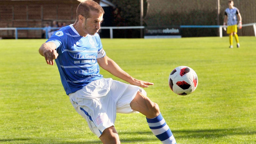 La Granja encuentra gol en Tordesillas para sacar otro punto (3-3) 1 El capitán del CD LA Granja, Diego Navarro ‘Pluma’, despeja un balón durante un partido de esta temporada / KAMARERO