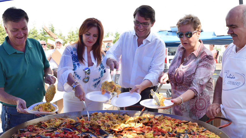 De izquierda a derecha: el secretario regional del PP, Francisco Vázquez; la presidenta de las Cortes, Silvia Clemente; Fernández Mañueco, y Paloma Sanz, llenando los platos de paella. / rocío pardos