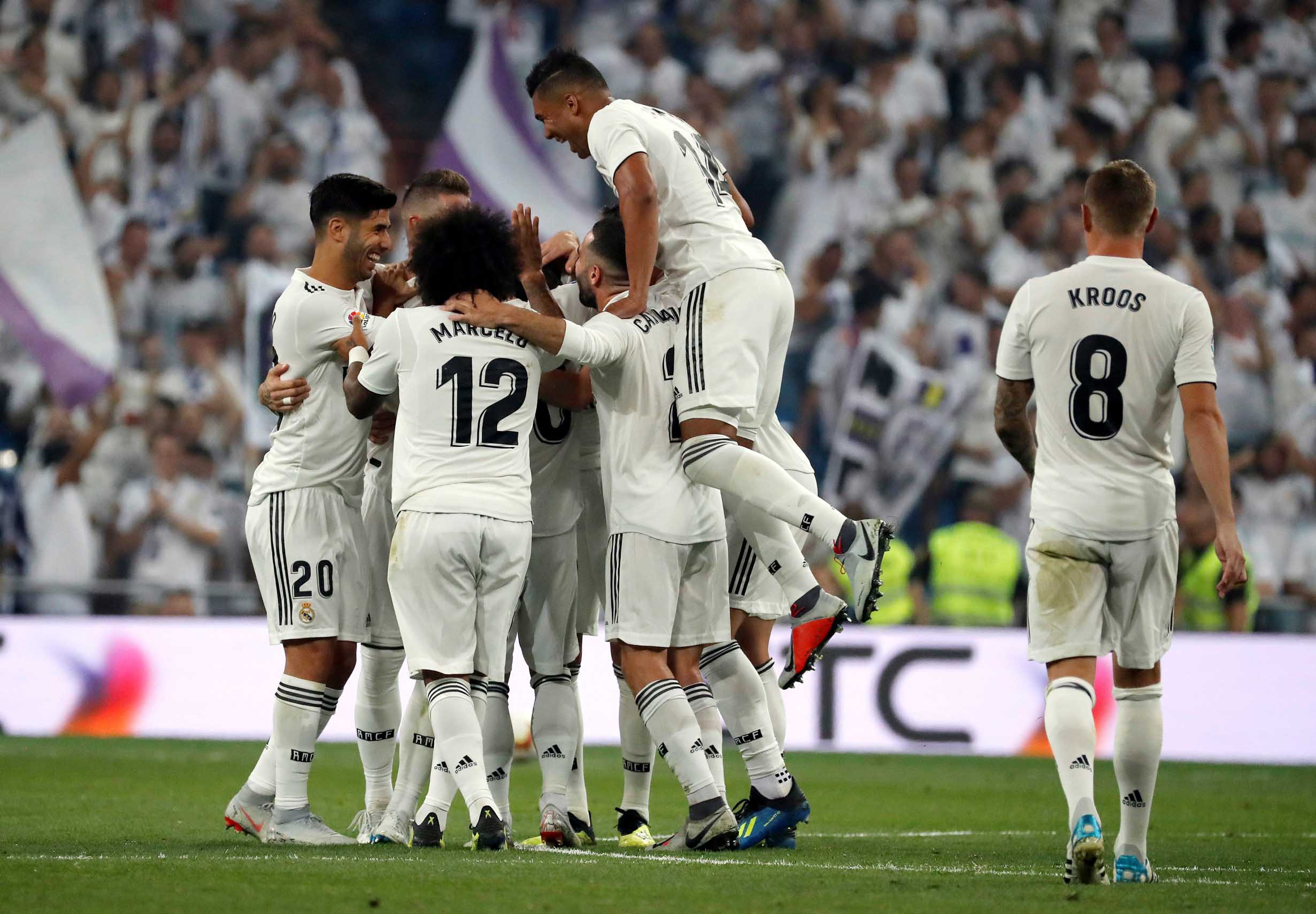 Los jugadores del Real Madrid celebran uno de los goles de Karim Benzema, autor de un doblete en la victoria blanca ante el Leganés.