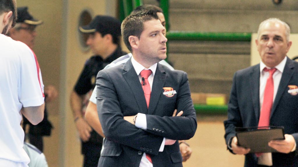 El Naturpellet cierra un demoledor inicio con las peores sensaciones 1 El técnico Diego Gacimartín, durante el primer partido en el Pedro Delgado. / KAMARERO