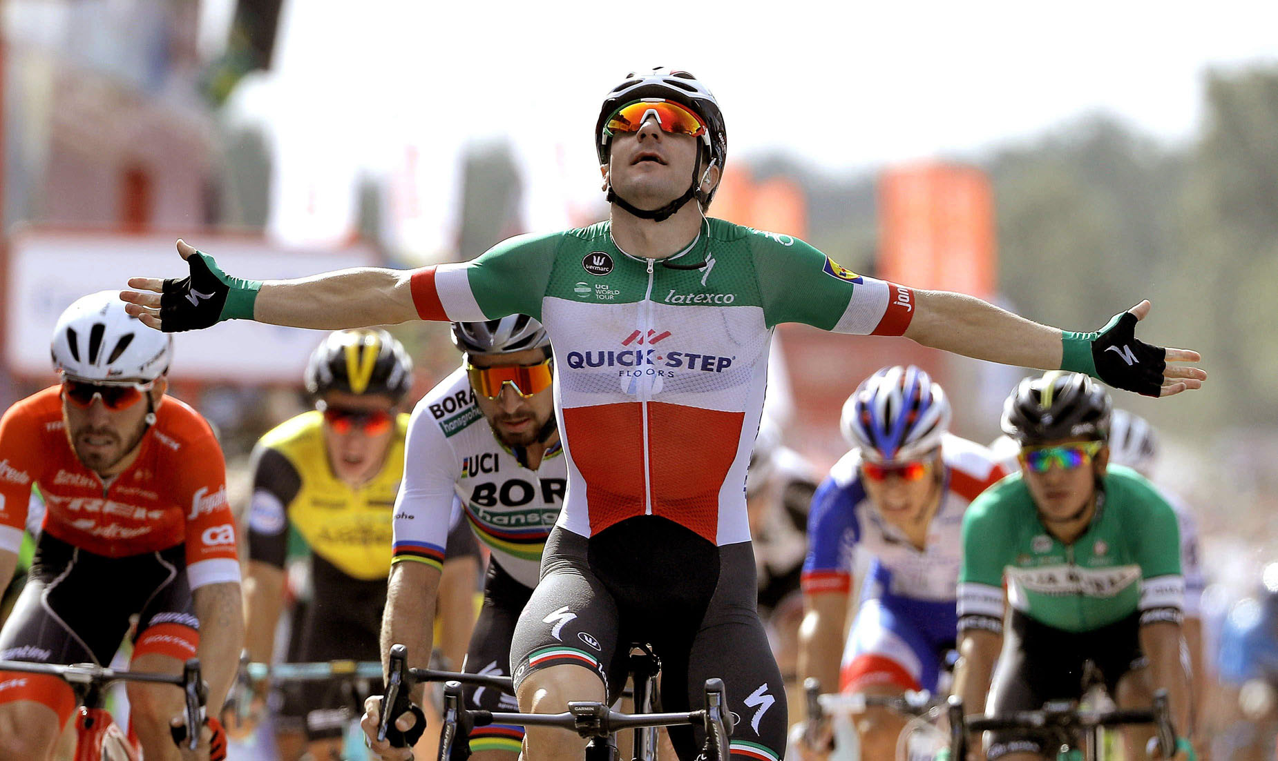 Elia Viviani celebra su victoria en la décima etapa, disputada entre Salamanca y Bermillo de Sayago (Zamora).