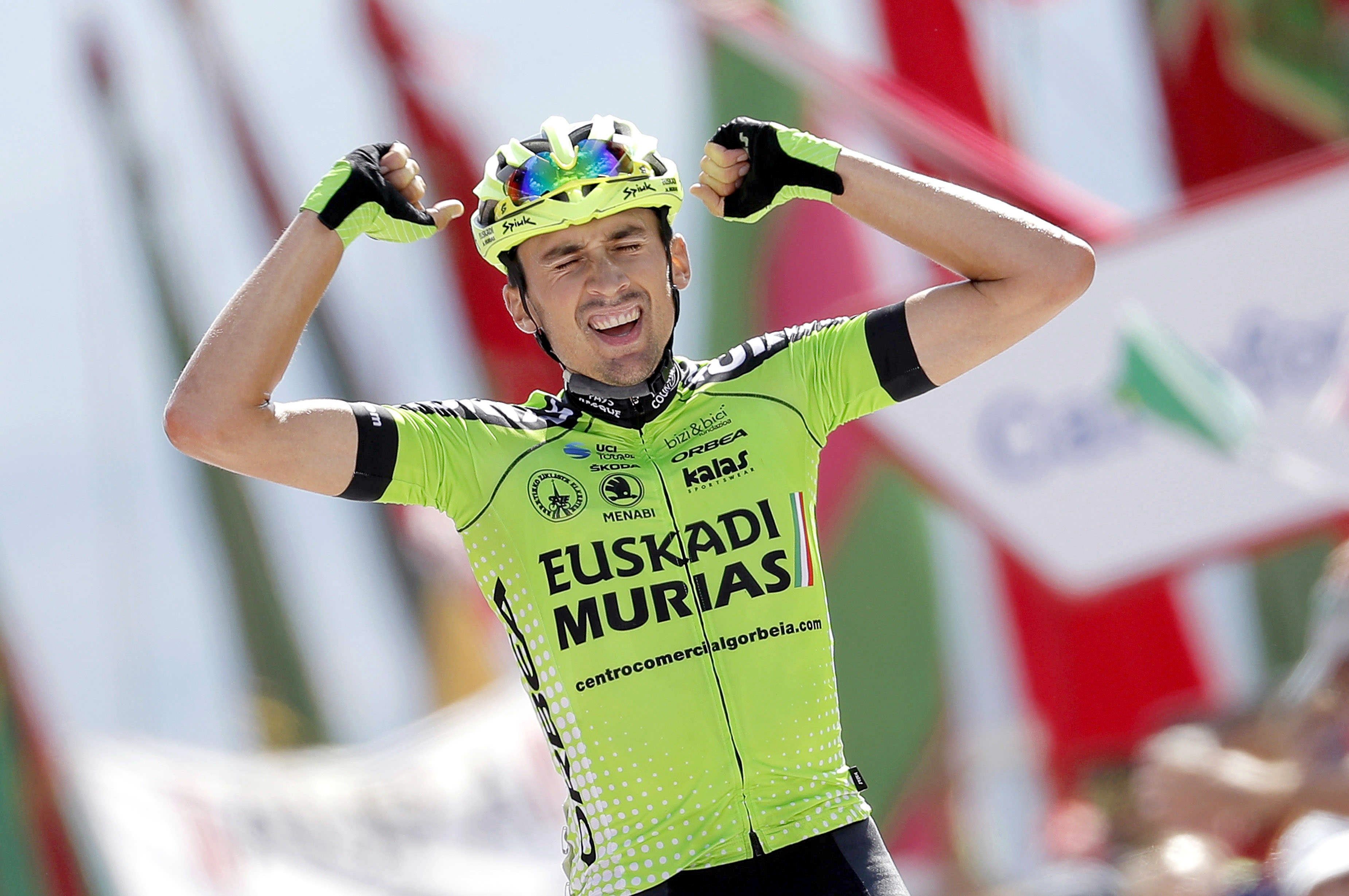 Óscar Rodríguez celebra la victoria en La Camperona, un triunfo histórico para él y su equipo, el Euskadi-Murias.