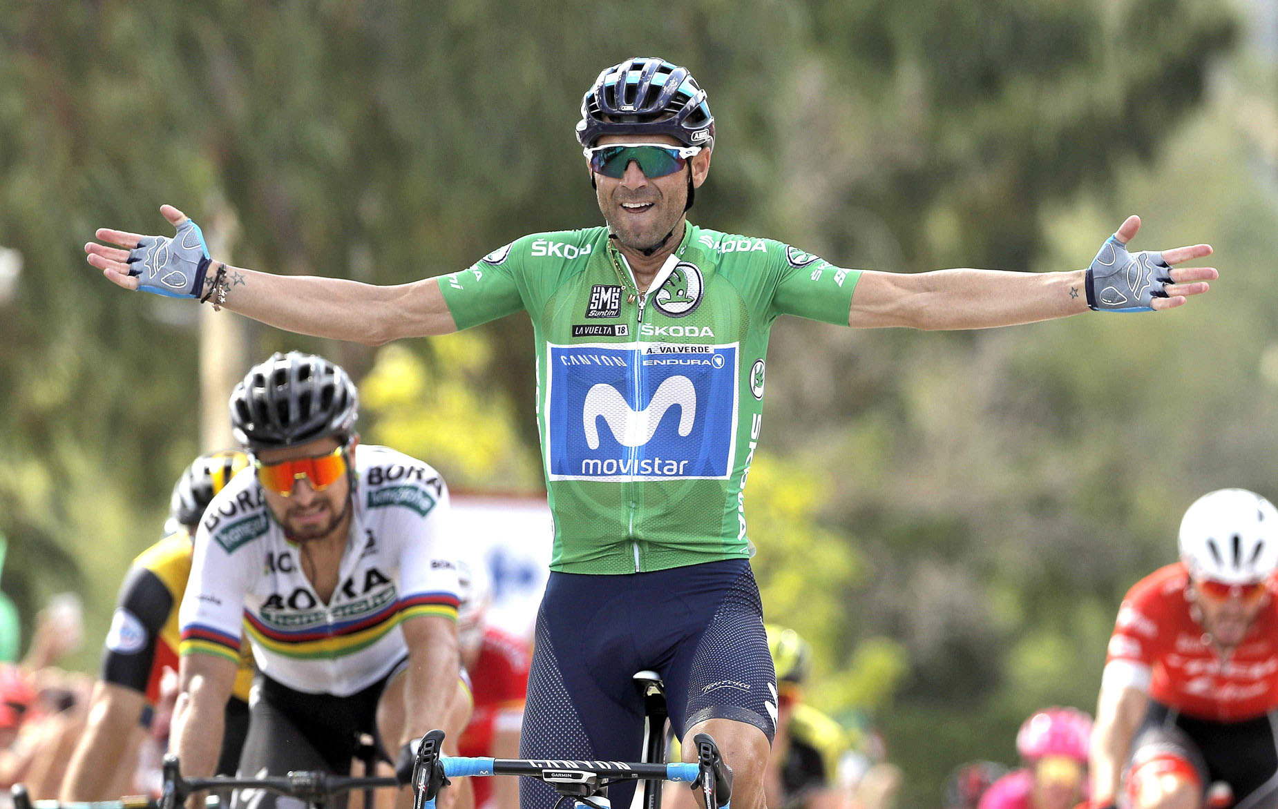 Alejandro Valverde celebra su victoria en la meta de Almadén después de superar a Peter Sagan en el exigente final.