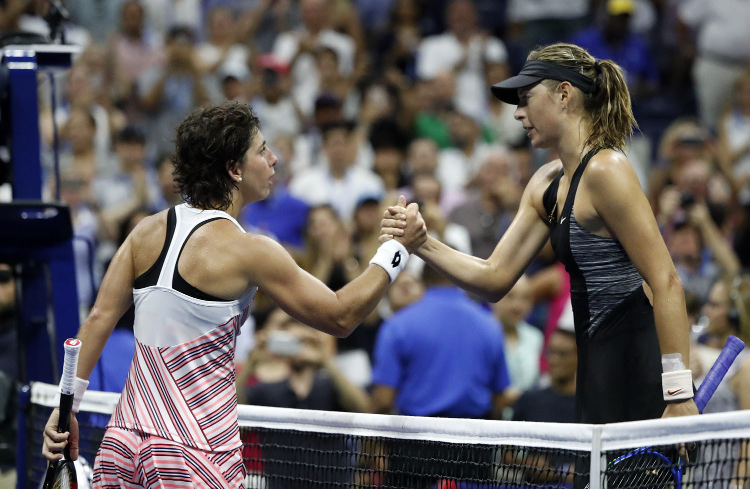 Maria Sharapova felicita a Carla Suárez (izq) tras su victoria.