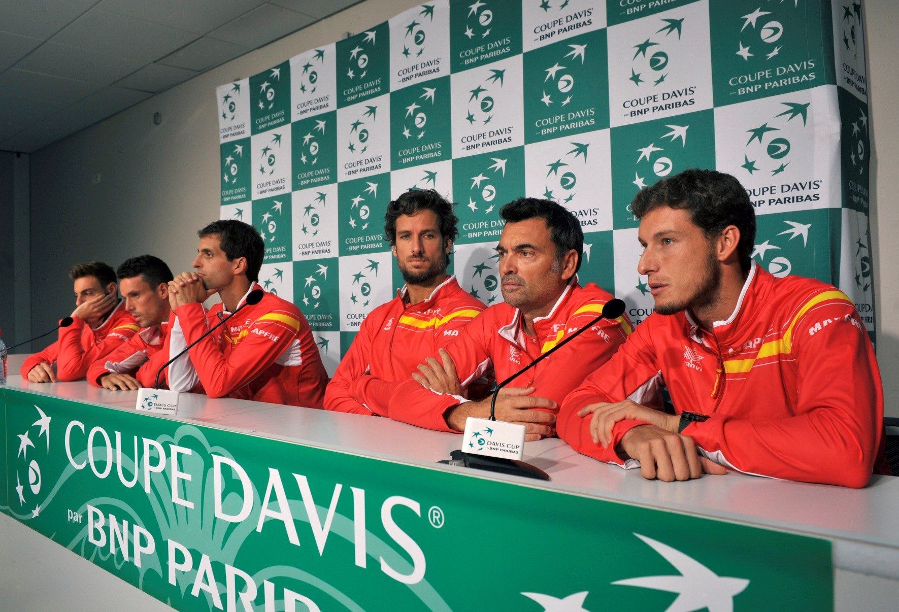 El equipo español de la Copa Davis ofrece una rueda de prensa en Francia ante los medios de comunicación.