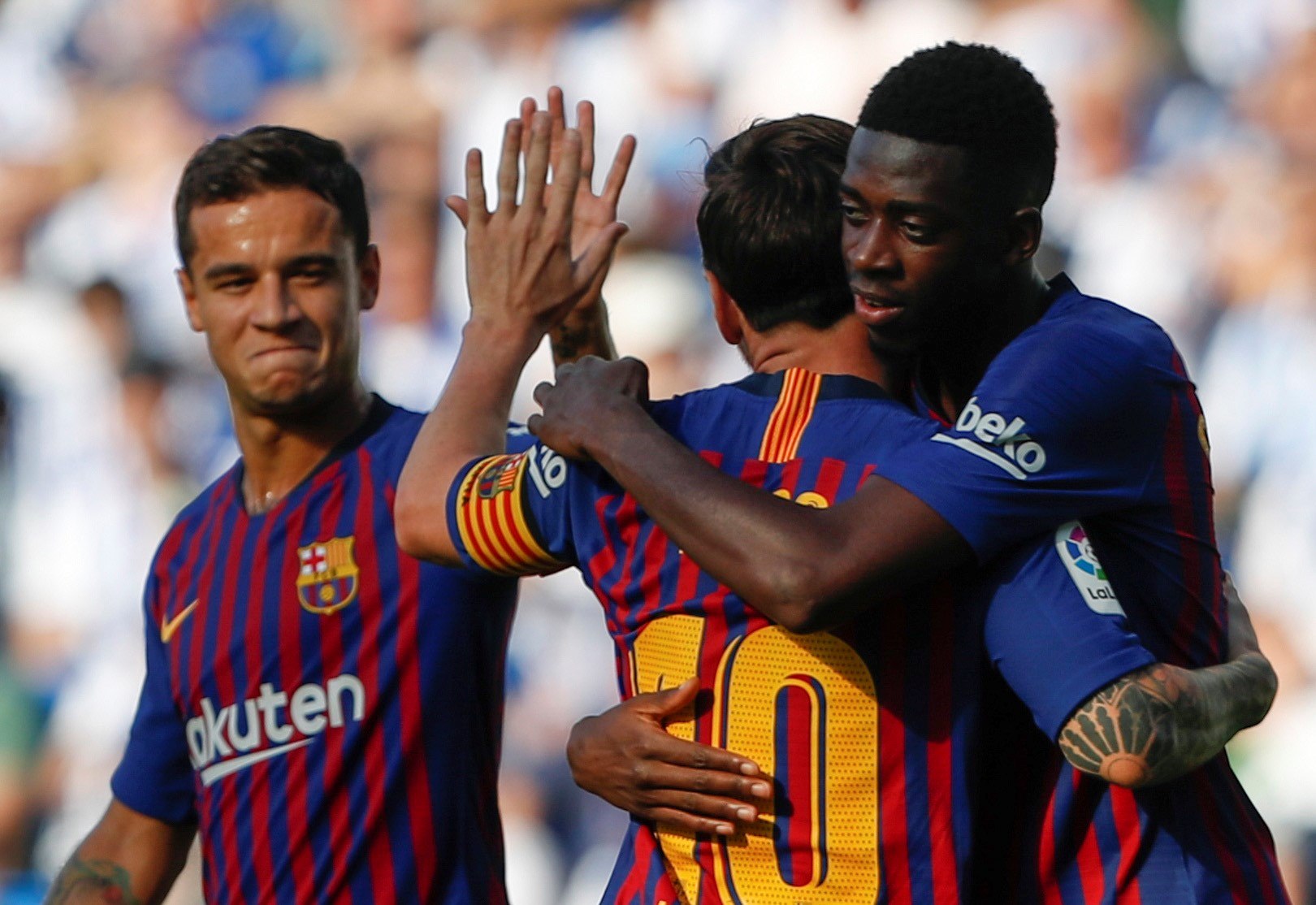 Messi abraza a Dembélé después de que el francés marcase el gol de la victoria del Barça en el renovado Anoeta.