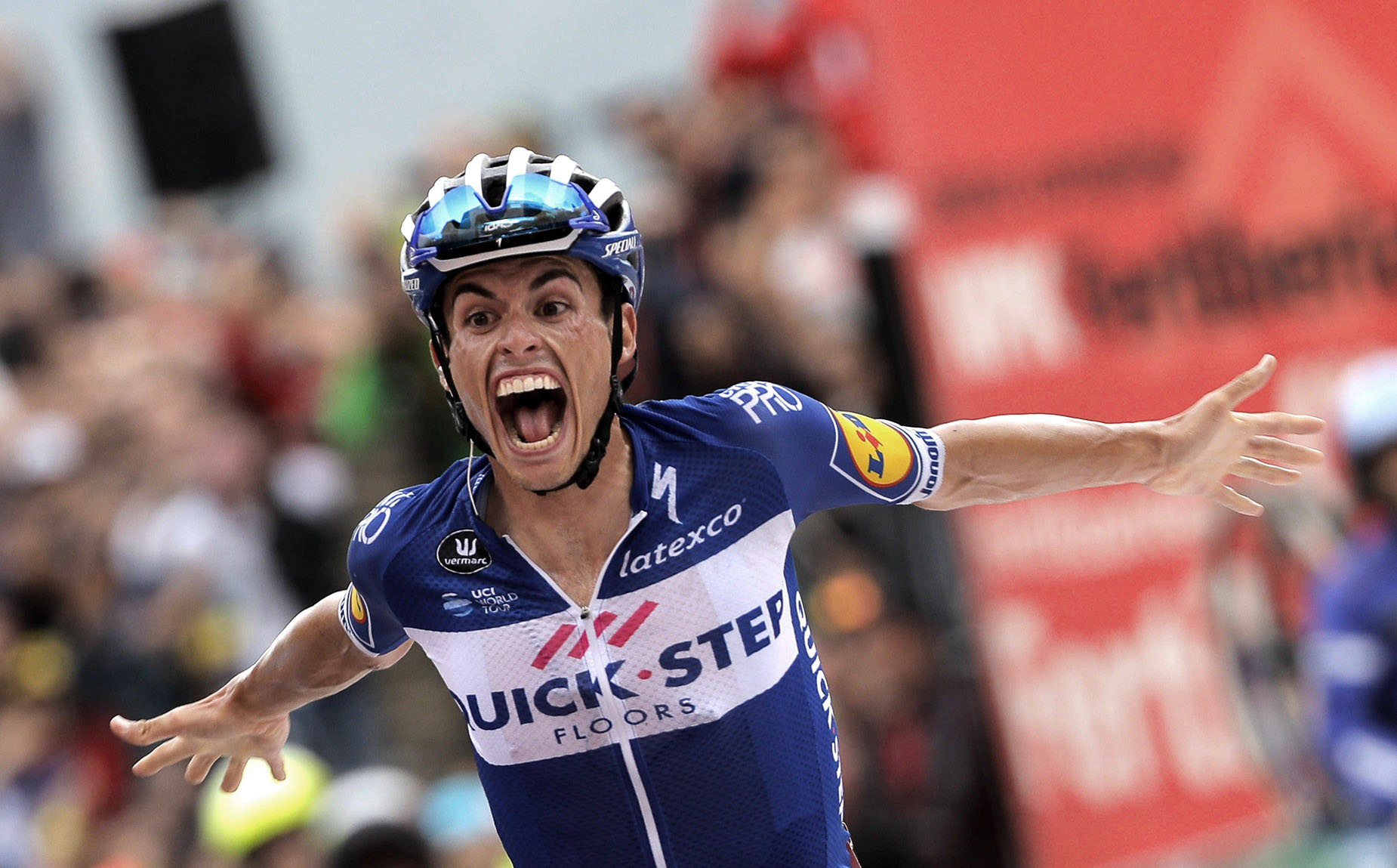 Enric Mas celebra la victoria en el Coll de La Gallina, la primera de su carrera en una vuelta grande, al superar al colombiano Miguel Ángel López.