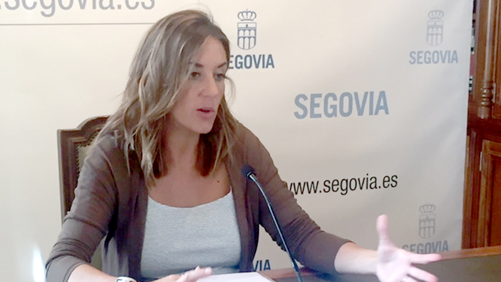 La portavoz popular Raquel Fernández, ayer en rueda de prensa en el Ayuntamiento. / el adelantado