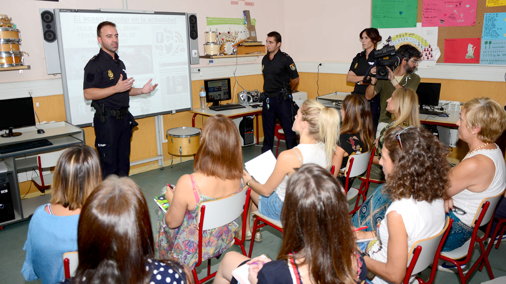 La Policía Nacional intensifica la lucha contra el bullyng este curso 1 8_2-policia-bullingç