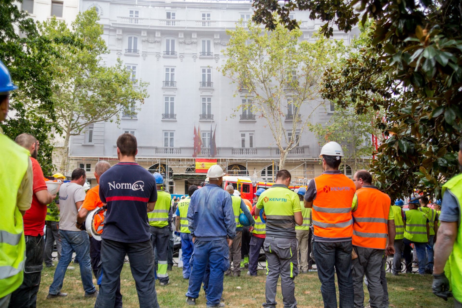 Los servicios de Emergencias y operarios frente al madrileño hotel Ritz tras el derrumbe.