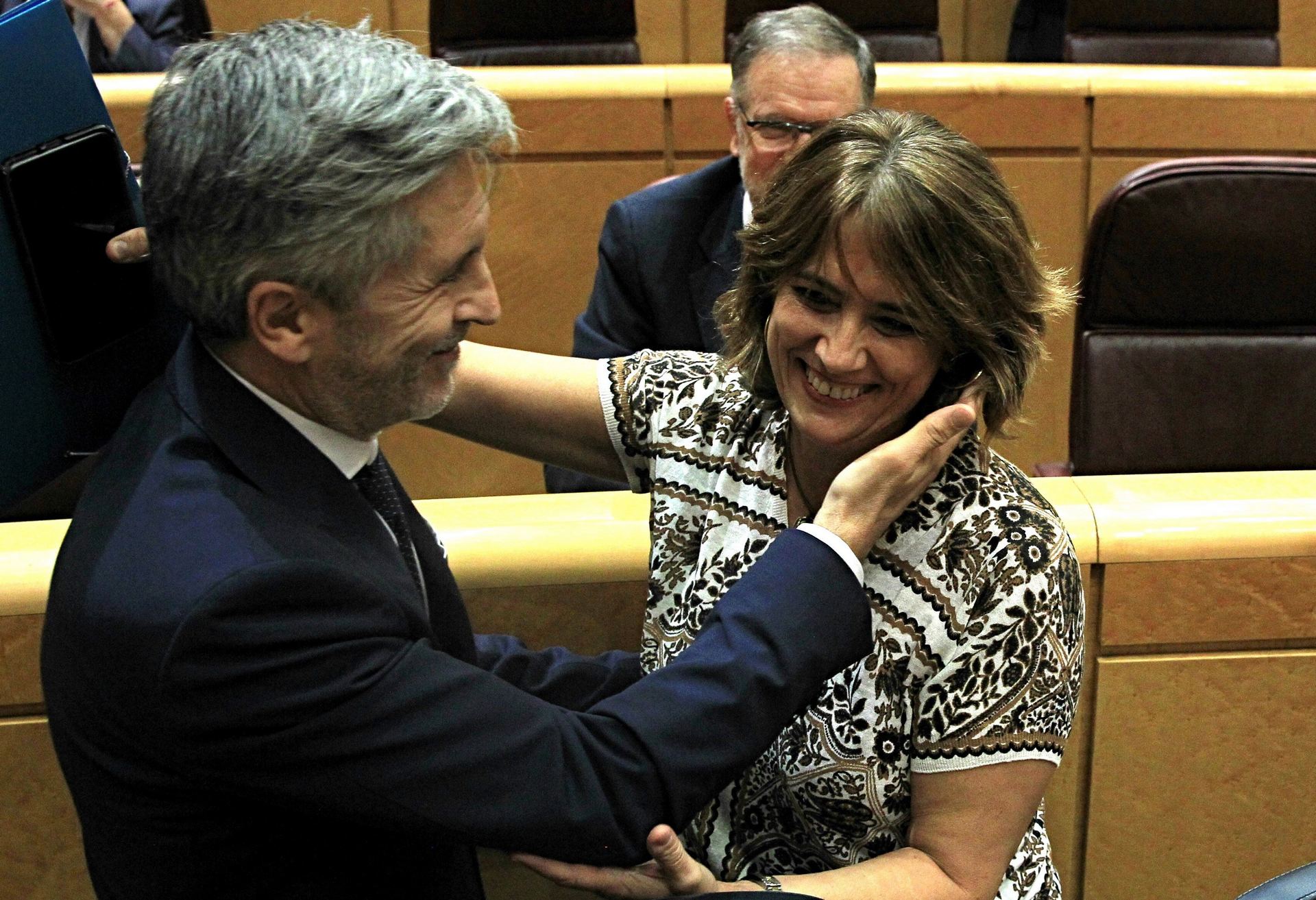 La ministra de Justicia, Dolores de Delgado (d), saludando al ministro del Interior, Fernando Grande-Marlaska, ayer.