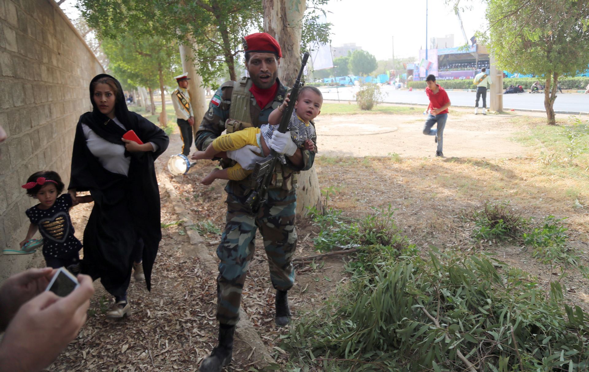 Un militar rescatando a un bebé tras el ataque de ayer contra un desfile militar en la ciudad iraní de Ahva.
