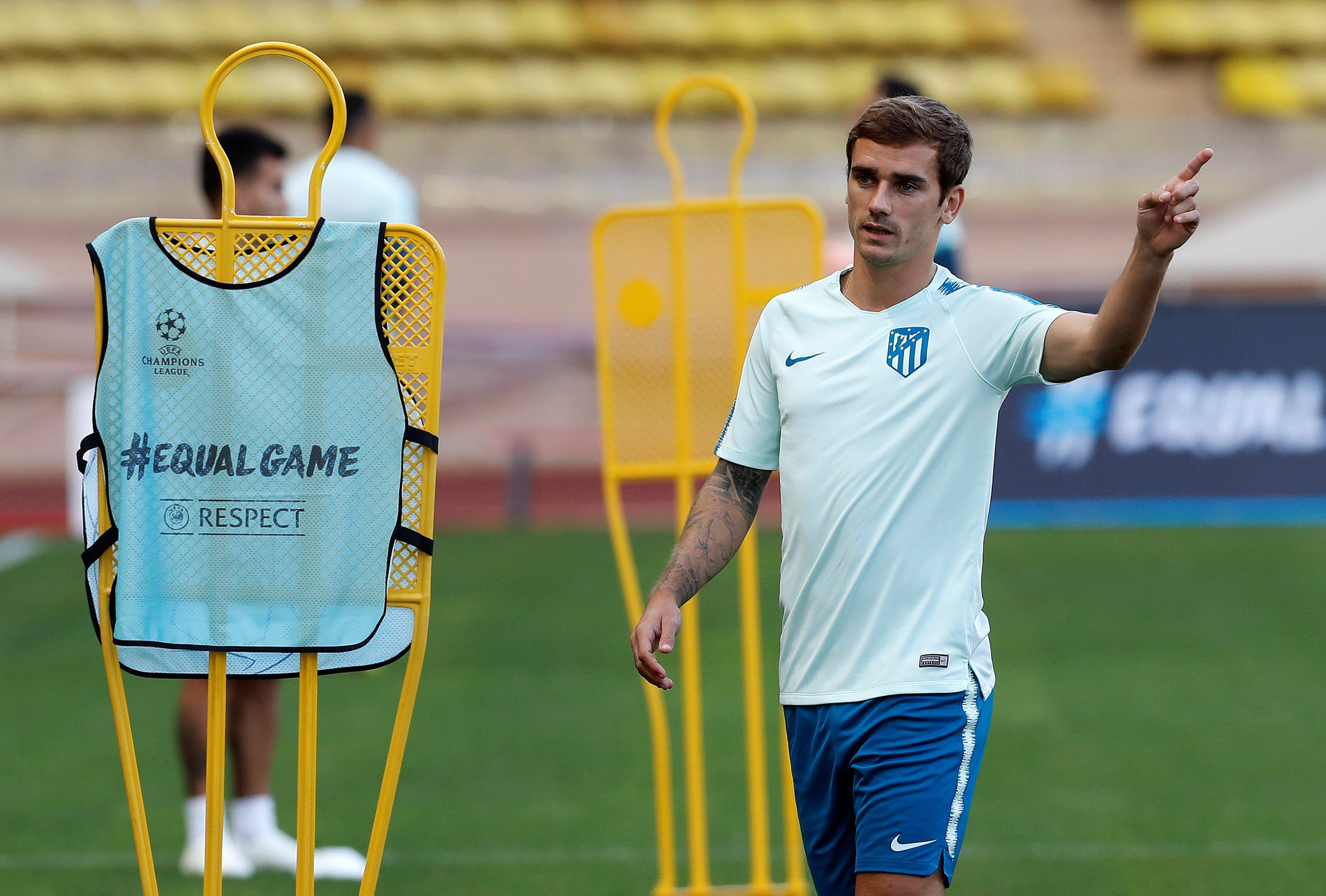 Griezmann avanza con el balón en el entrenamiento de ayer en el Luis II.