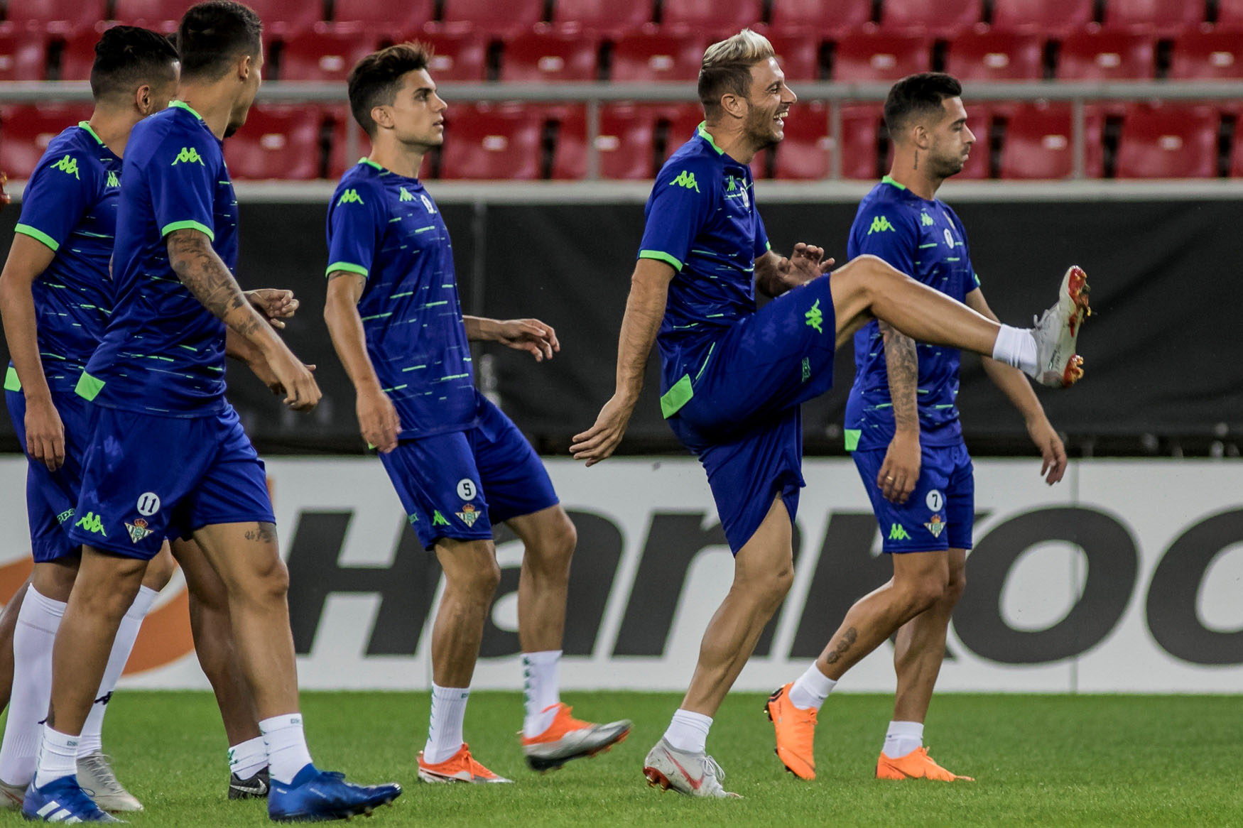 Joaquín lidera el grupo de jugadores del Betis en el último entrenamiento.