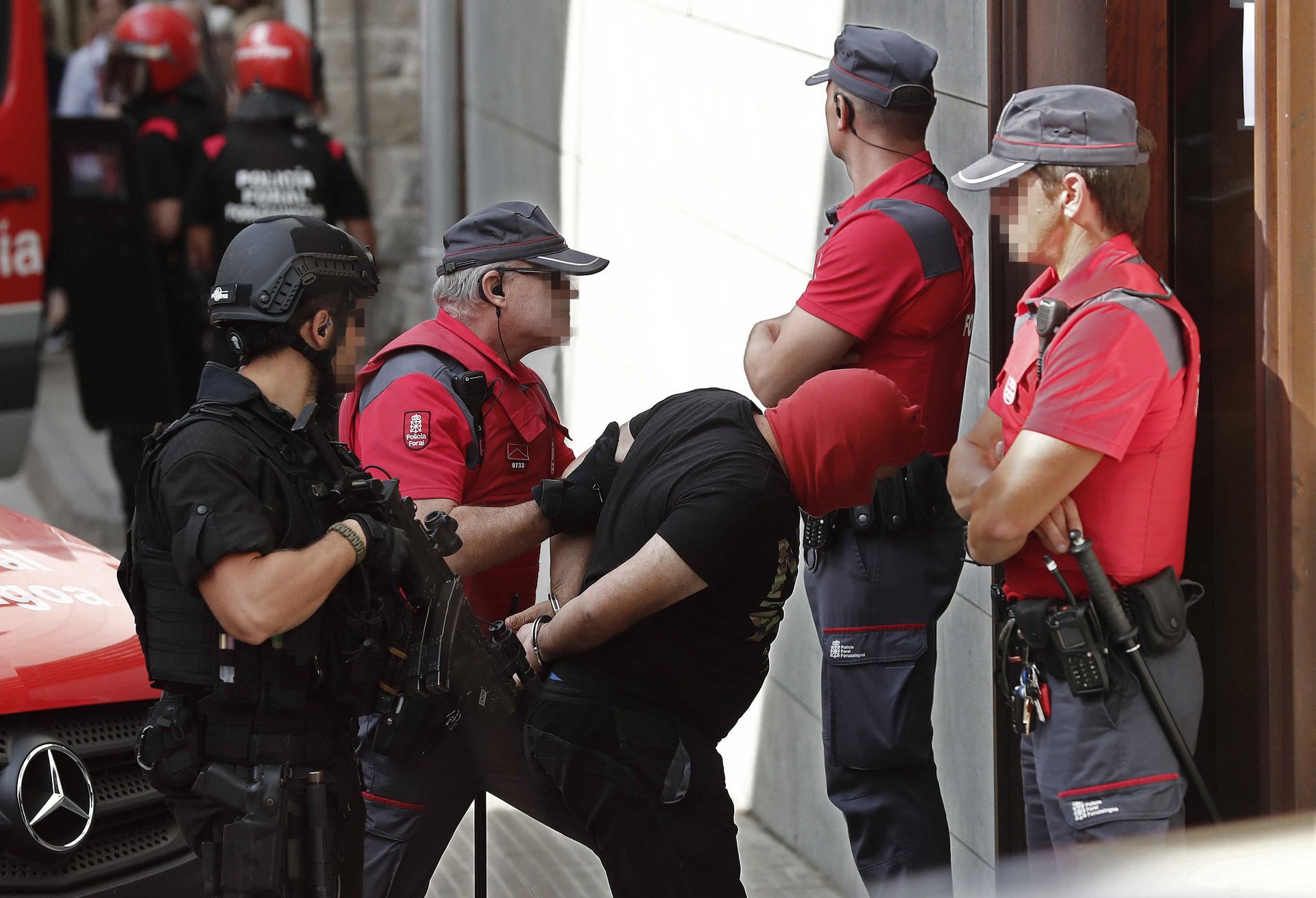 Traslado de los acusados al juzgado de Aoiz, en medio de una gran expectación y un fuerte dispositivo policial.