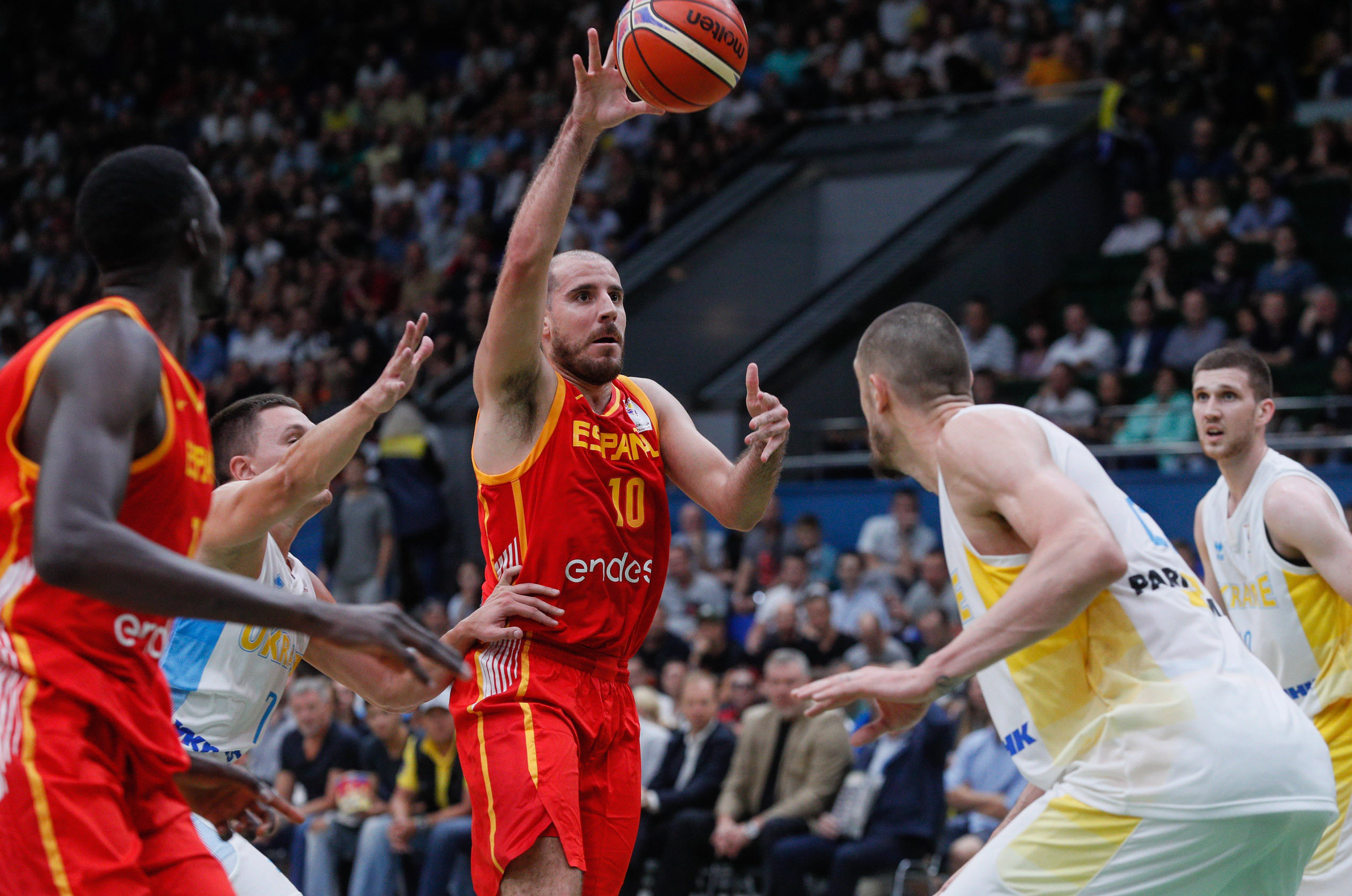 Quino Colom pasa el balón.
