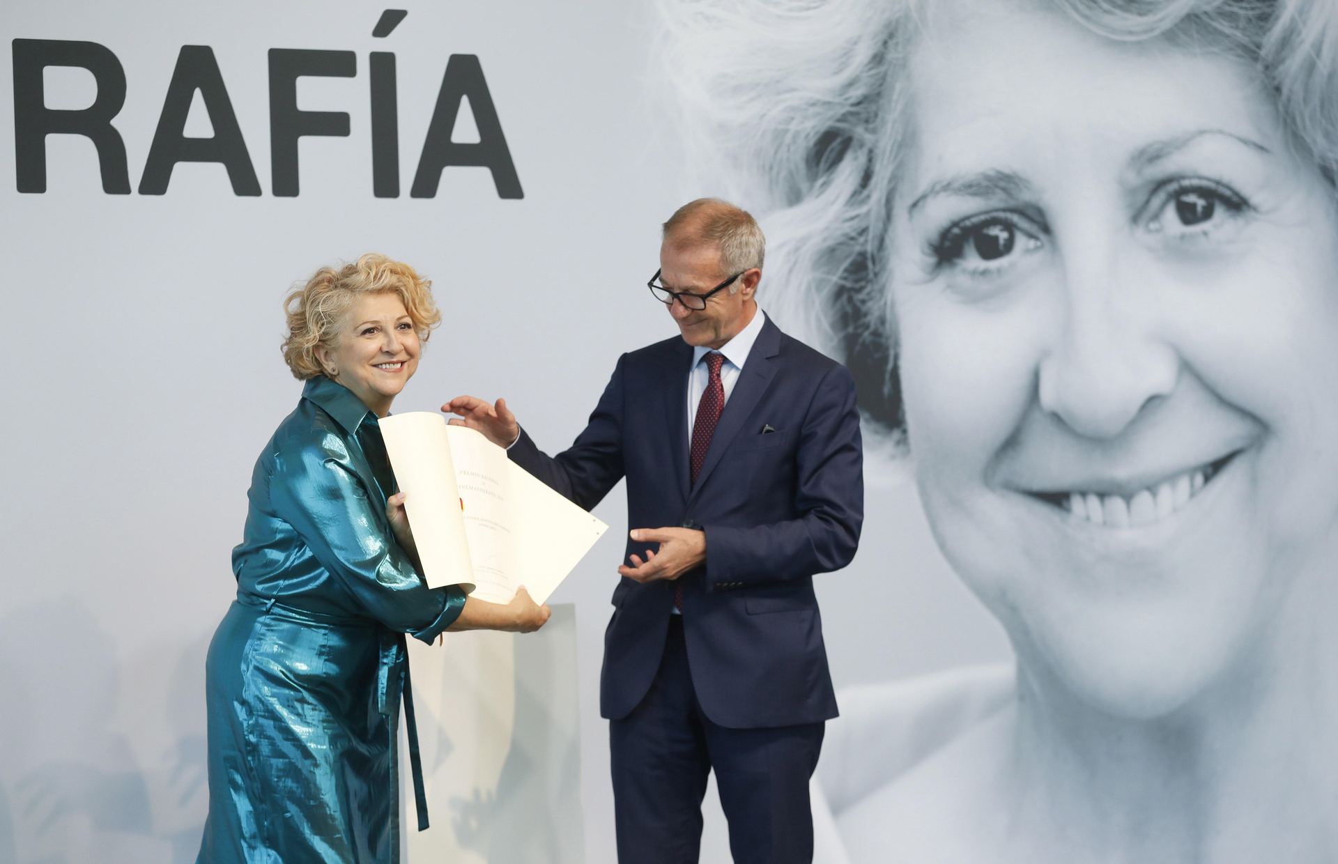 Esther García recibe el Premio Nacional de Cinematografía de manos del ministro de Cultura, José Guirao.