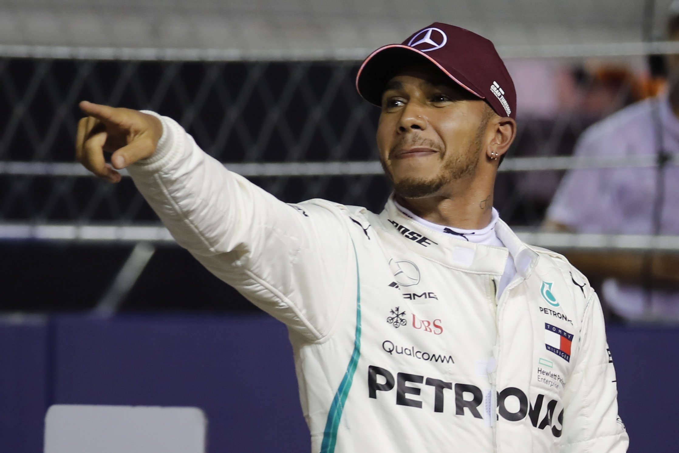 Lewis Hamilton celebra la pole en Marina Bay.