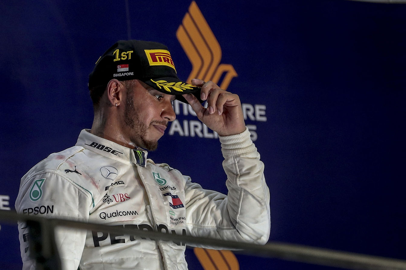 Lewis Hamilton celebra la victoria en el Gran Premio de Singapur.