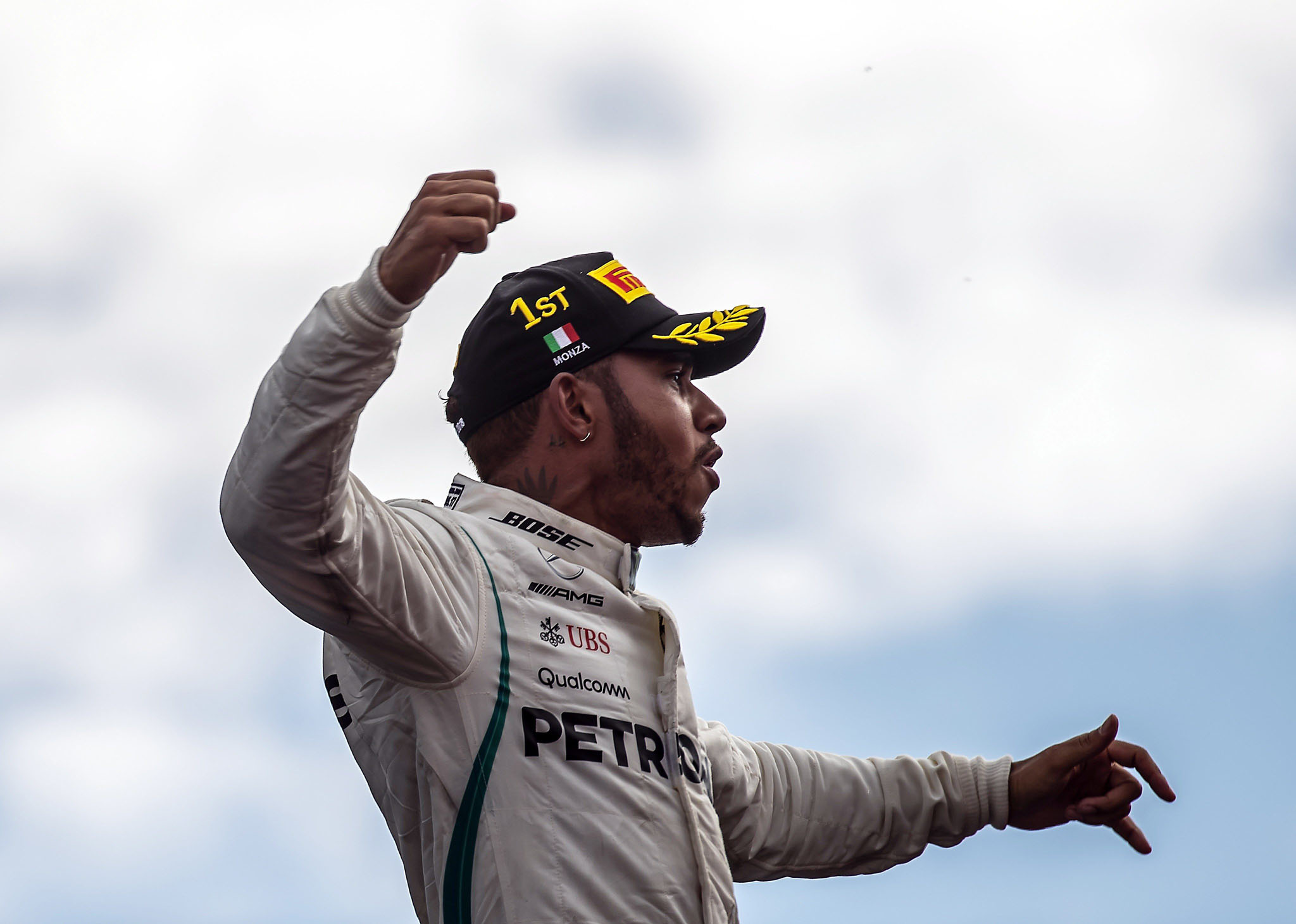 Lewis Hamilton celebra su victoria en Monza para fortalecer el liderato del Mundial de Fórmula 1.