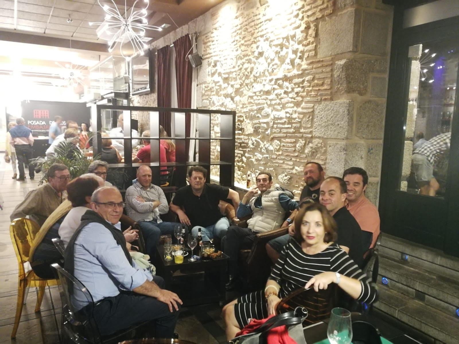 Unas veinte personas se dieron cita el viernes en torno a las ‘Tertulias en el Paraíso’ en la Posada de los Embajadores.