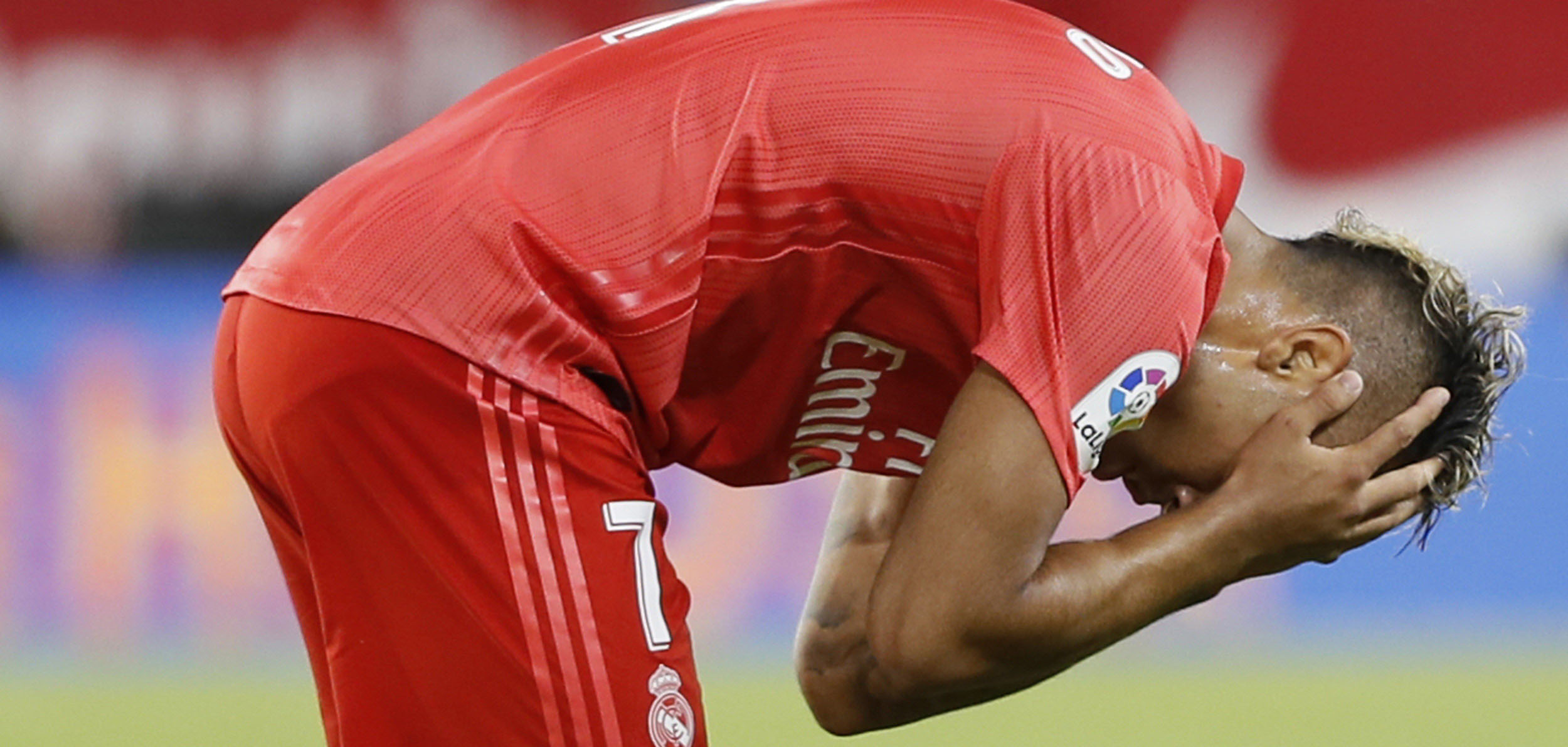 Mariano se lamenta tras la finalización del partido en el Sánchez Pizjuán.