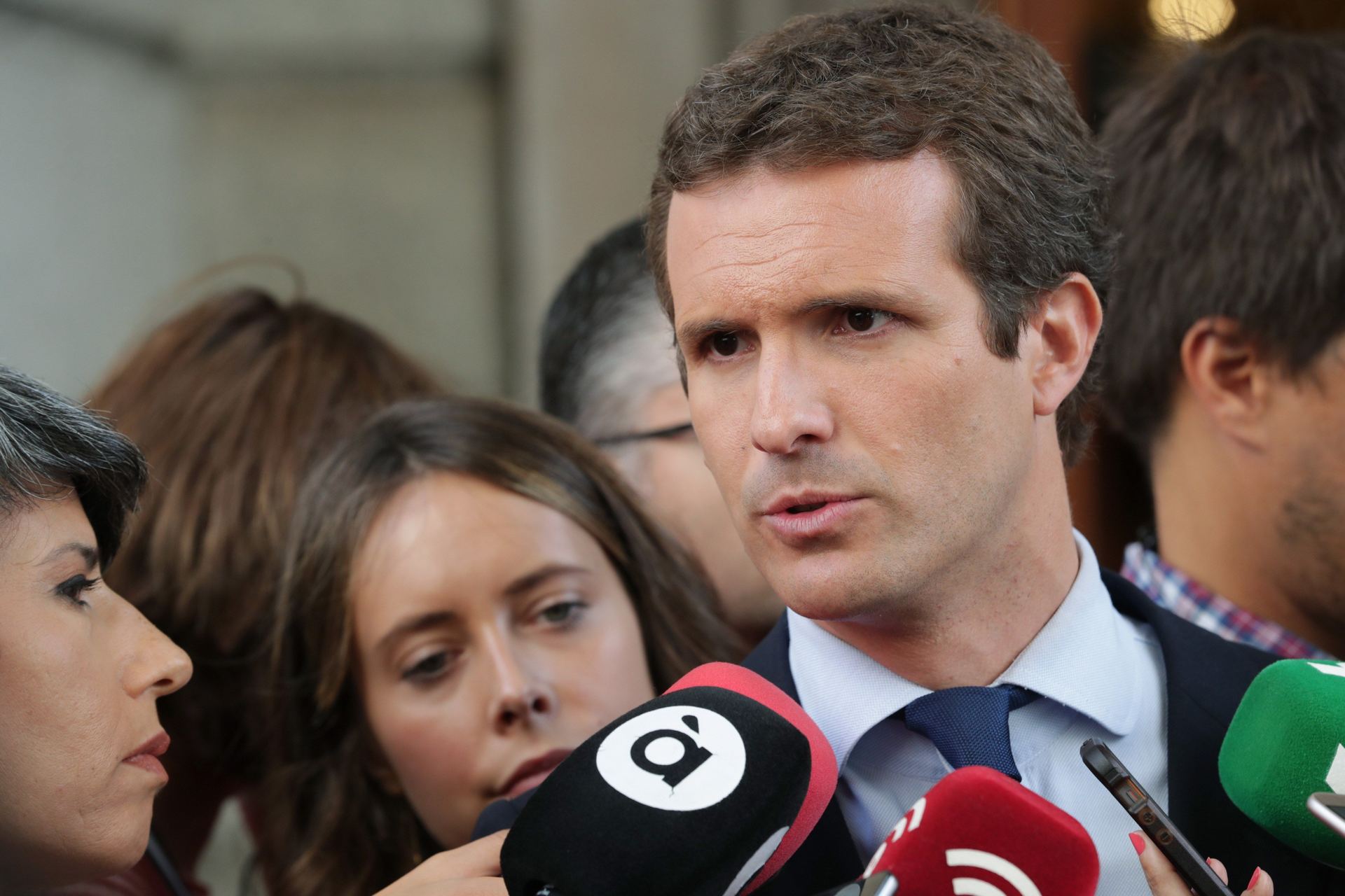 El presidente del Partido Popular, Pablo Casado, atiende a los medios.