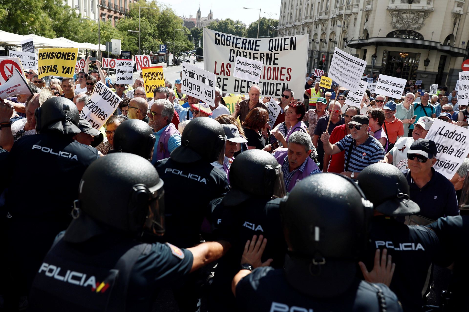 Grupos de pensionistas se concentraron ayer ante el Congreso de los Diputados.