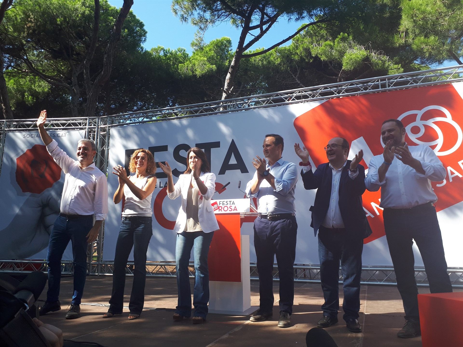 Miembros del PSC y del PSOE durante los actos celebrados por el ‘Día de la Rosa’ en Cataluña.