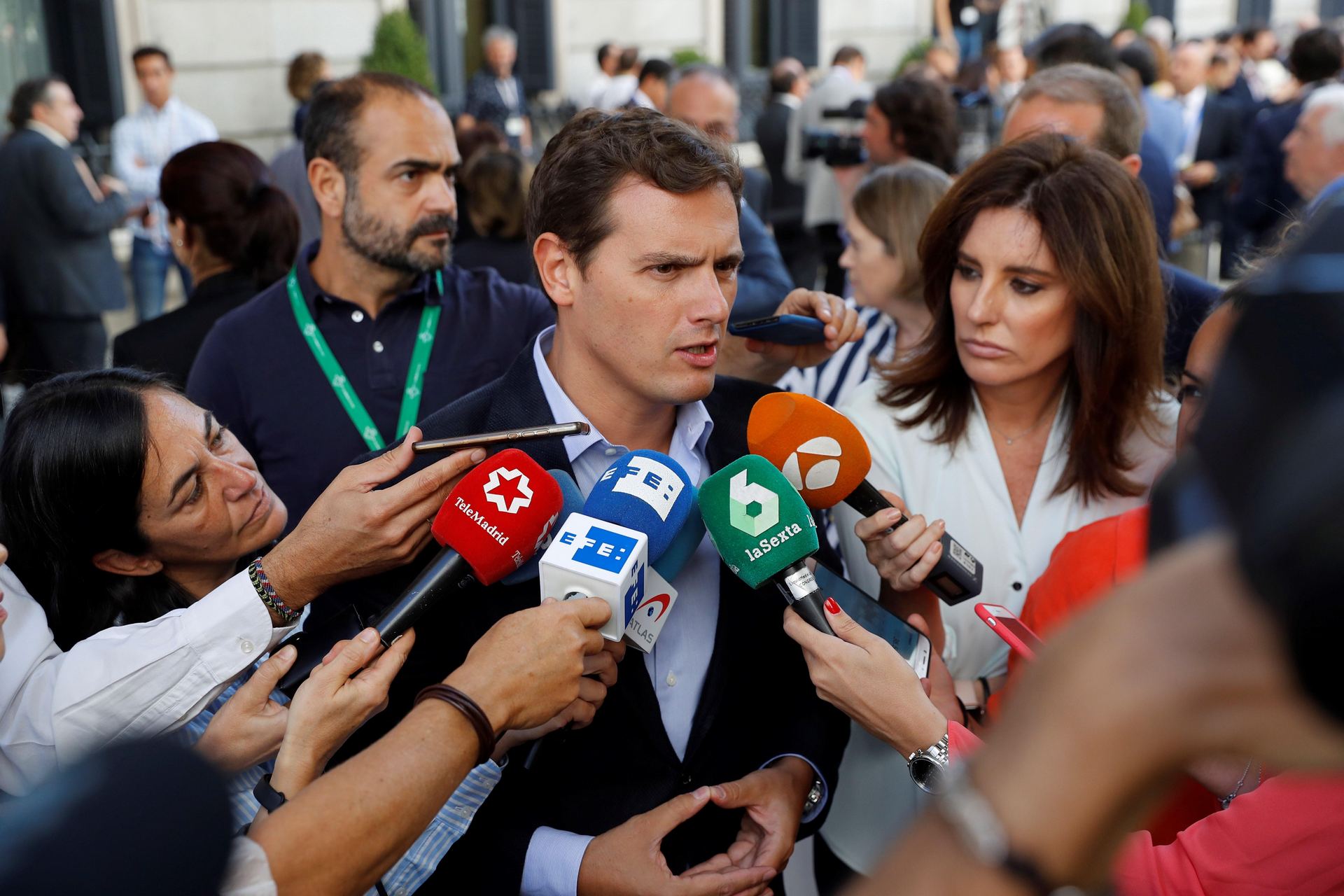 El presidente de Ciudadanos, Albert Rivera, responde a los periodistas en el Congreso de los Diputados.