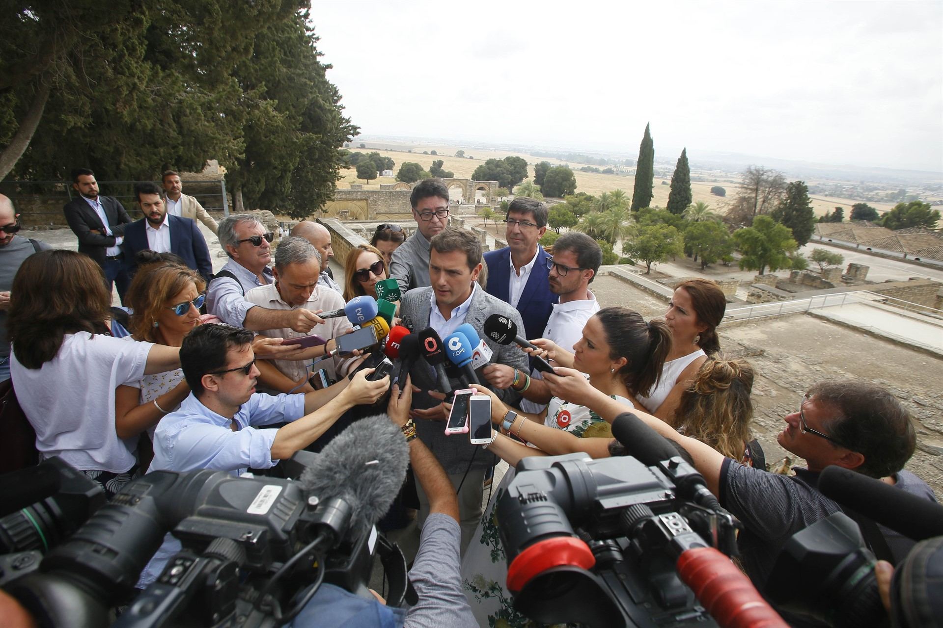 Albert Rivera atendiendo a los medios de comunicación en Medina Azahara.