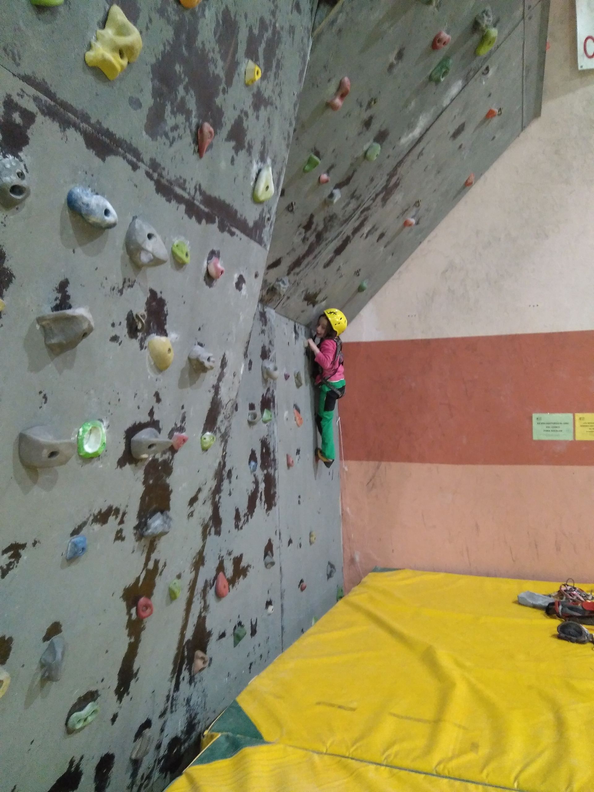 Los niños pueden practicar escalada pero siempre con sus padres. / E.A.