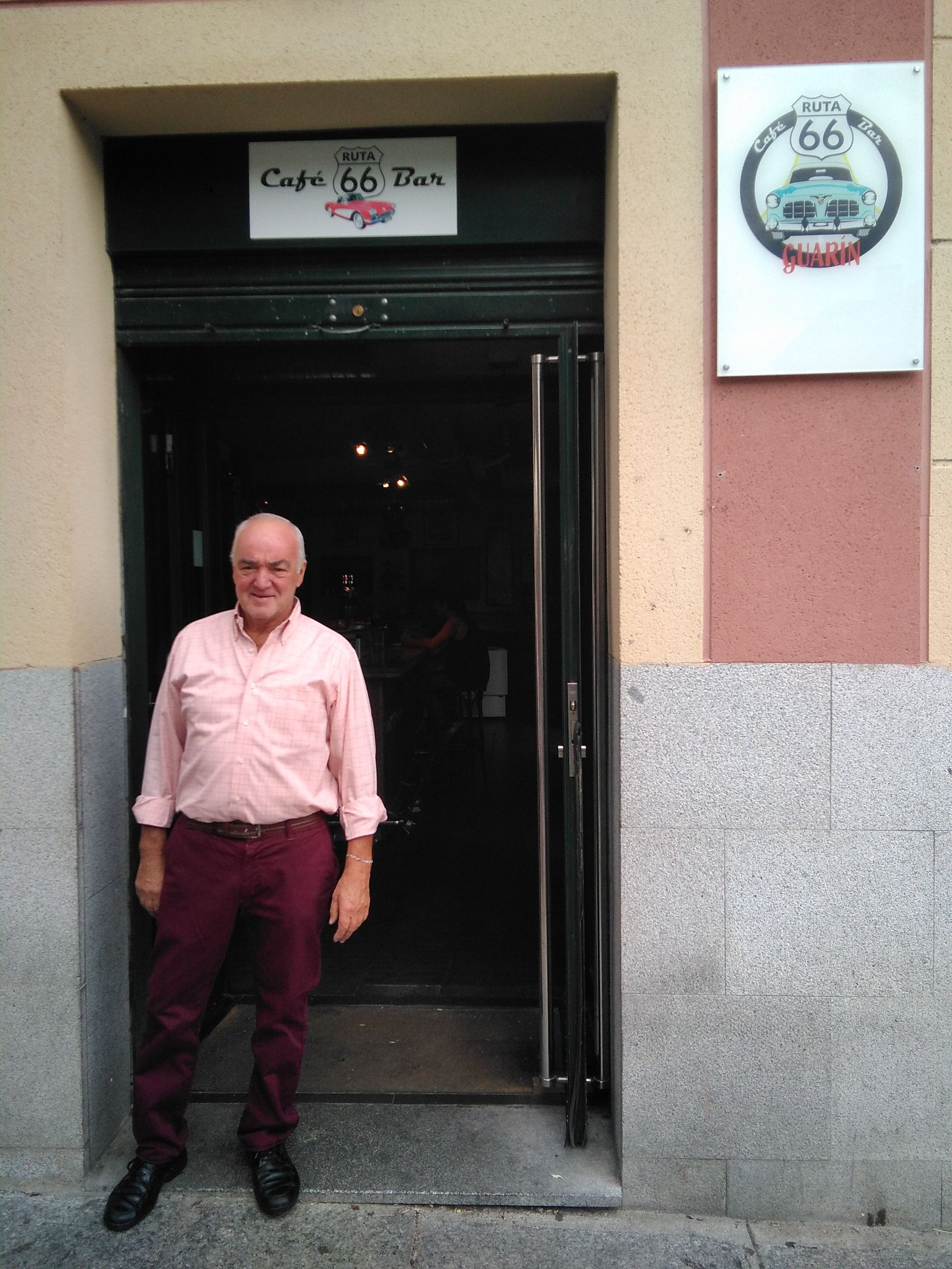 Juan Antonio Ayuso frente a la puerta de la ‘Ruta 66’.