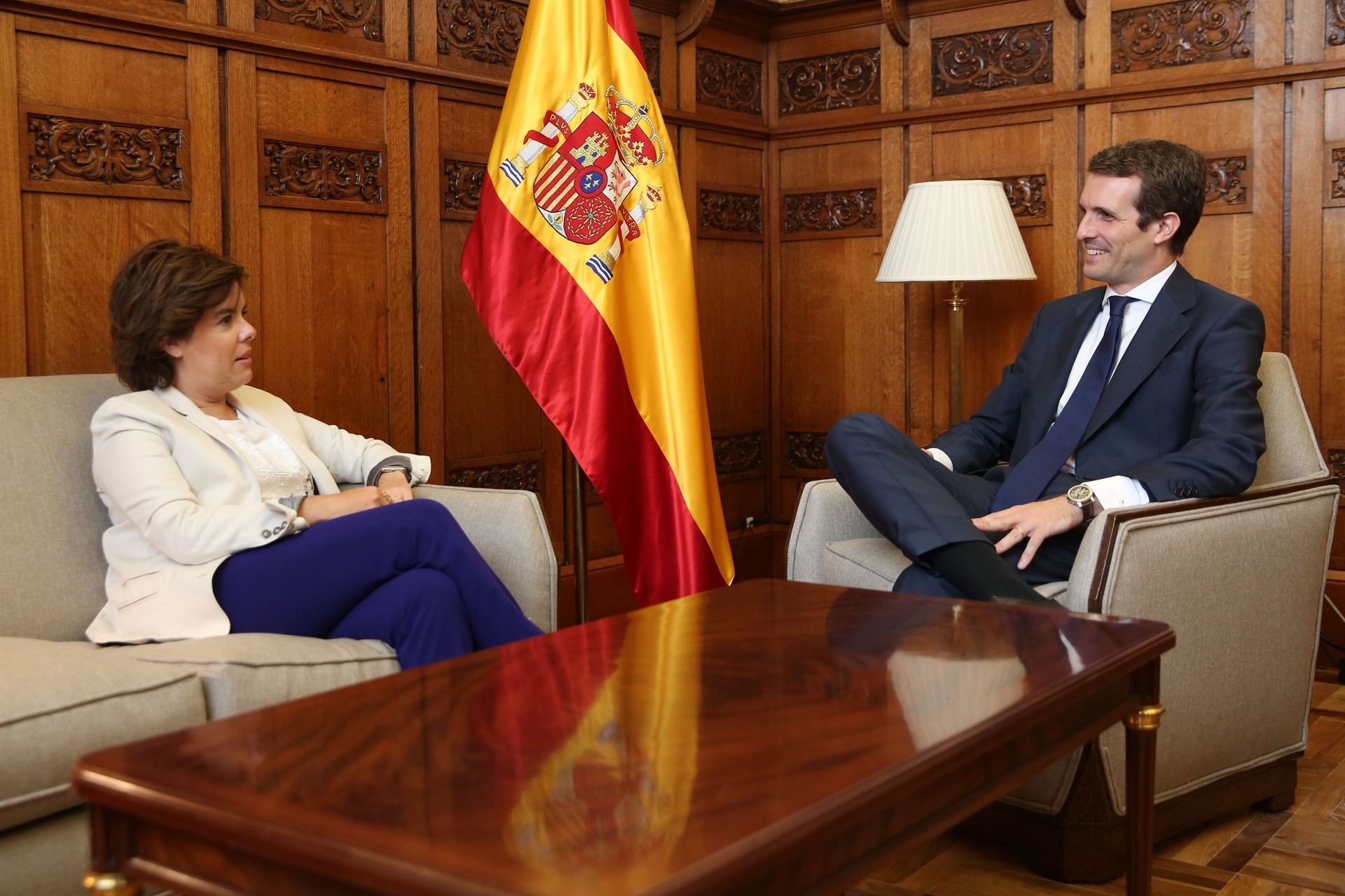 Imagen de una reunión mantenida entre Soraya Sáenz de Santamaría y el presidente del PP, Pablo Casado.