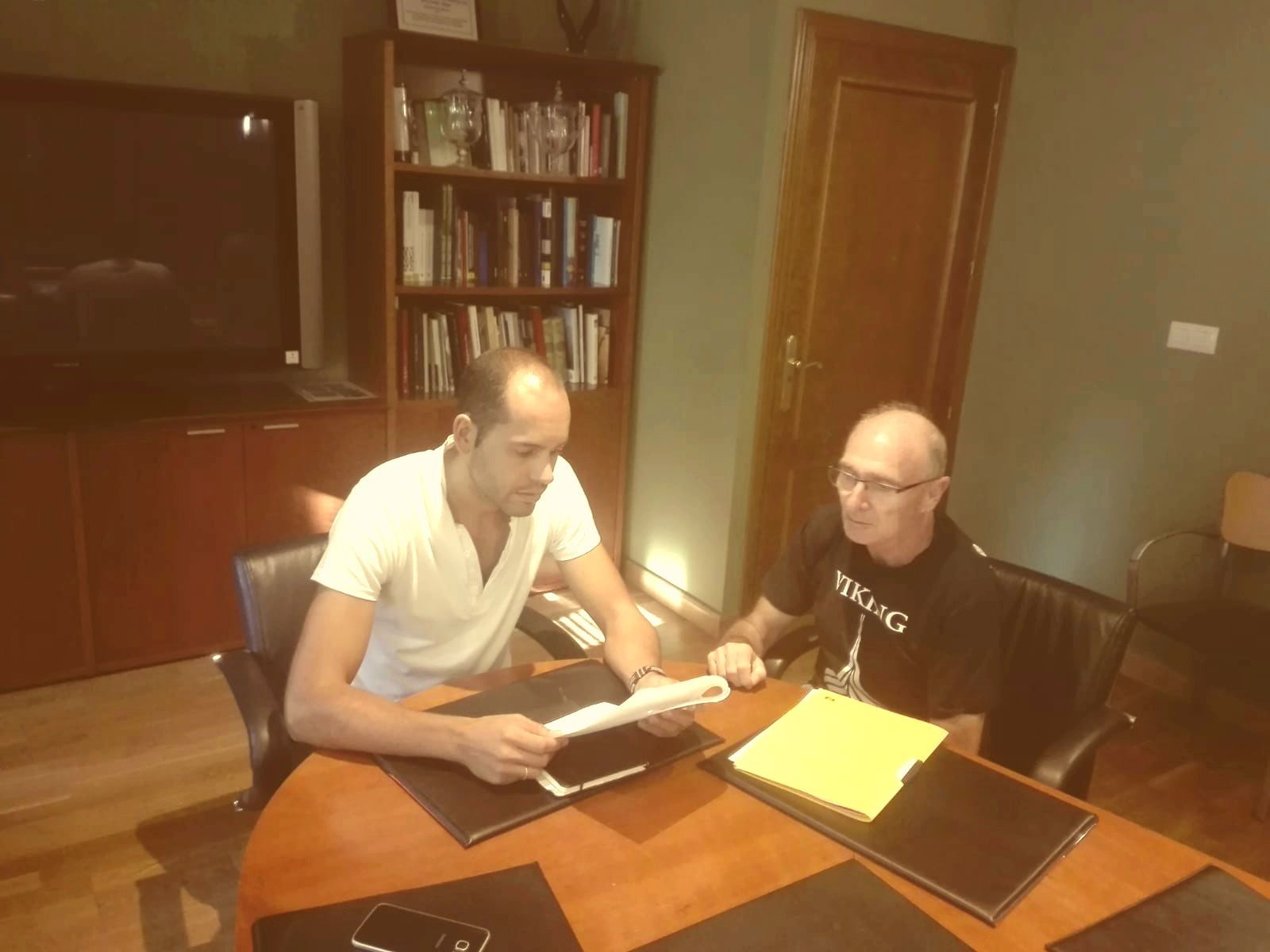 Samuel Alonso durante la firma de colaboración con Pedro Sanz.