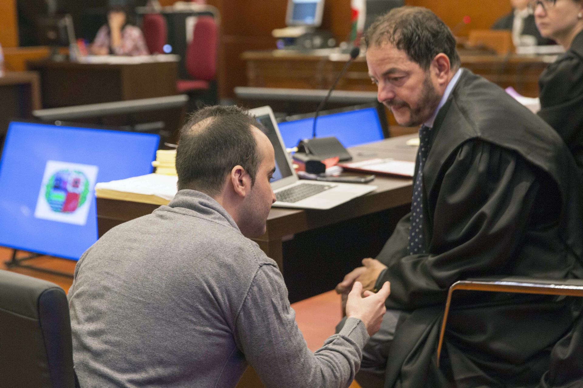 El presunto asesino de una bebé en Vitoria a la que lanzó por una ventana, Daniel M. (i),hablando con su abogado.
