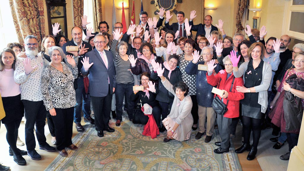 01kama_Ayuntamiento-AECC-Dia-Cancer-Mama_KAM0153