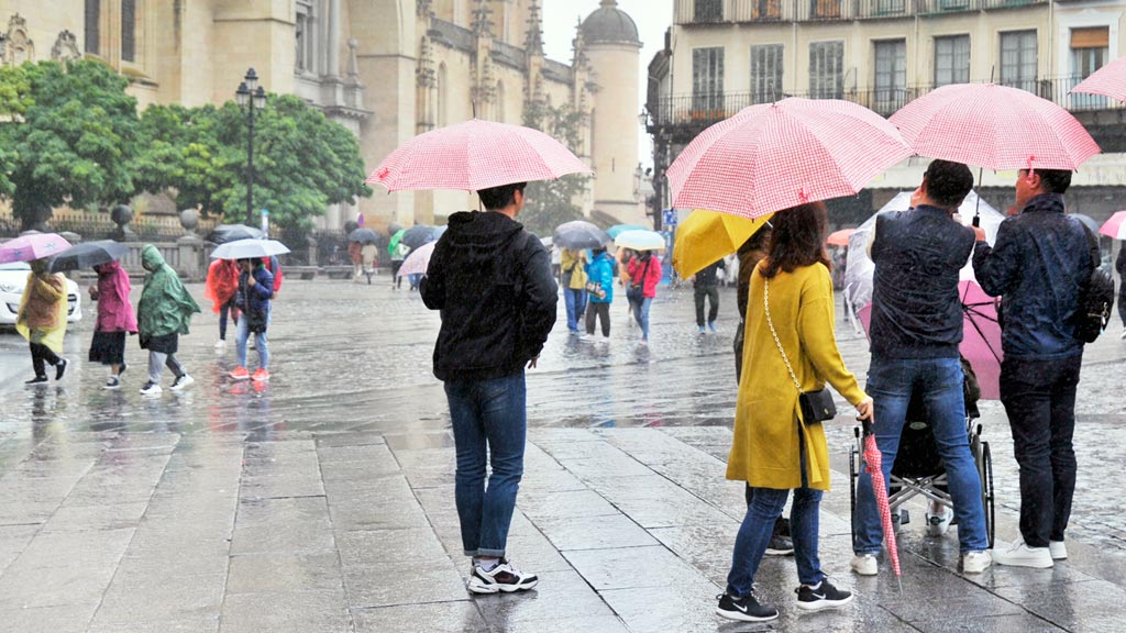 04-1kama_Turistas-Lluvia-Huracan-Leslie_KAM9545