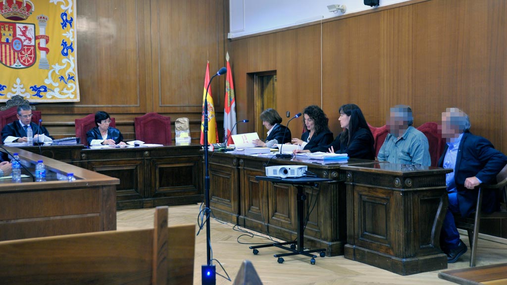 Los dos acusados, a la derecha, durante la primera sesión de la vista oral celebrada en la Sala de  la Audiencia Provincial. / KAMARERO