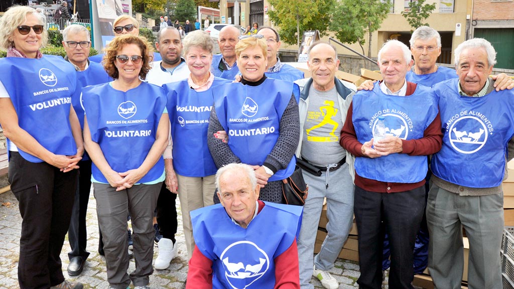Equipo de voluntarios del Banco de Alimentos, en la jornada festiva. / kamarero