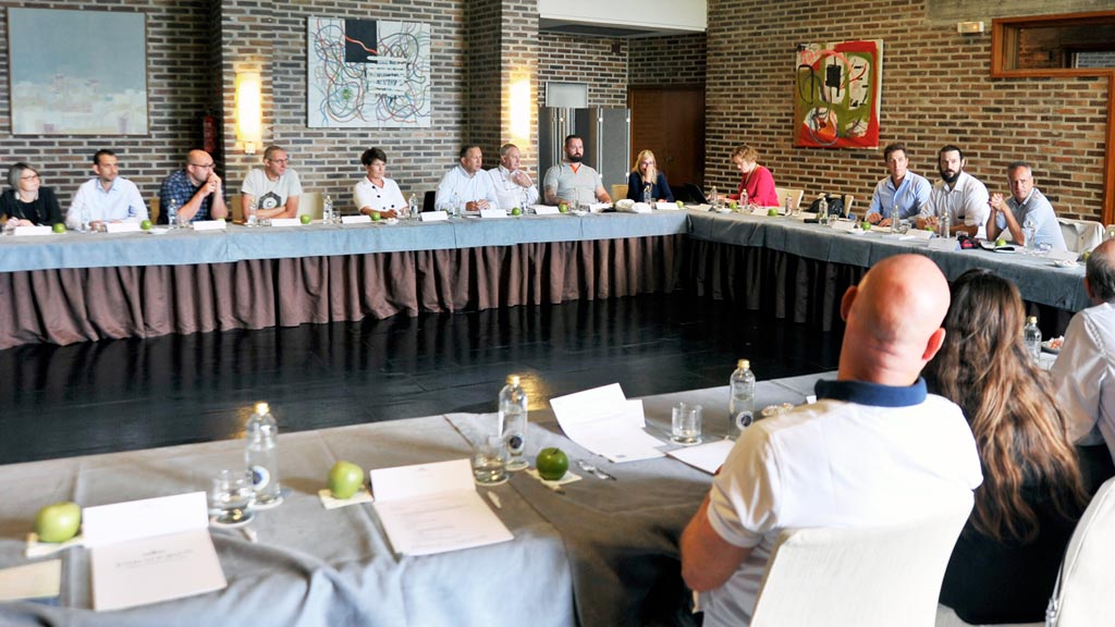 Los asistentes a la reunión de la Asociación Europea de Embalsamadores en el Parador de Turismo de Segovia.